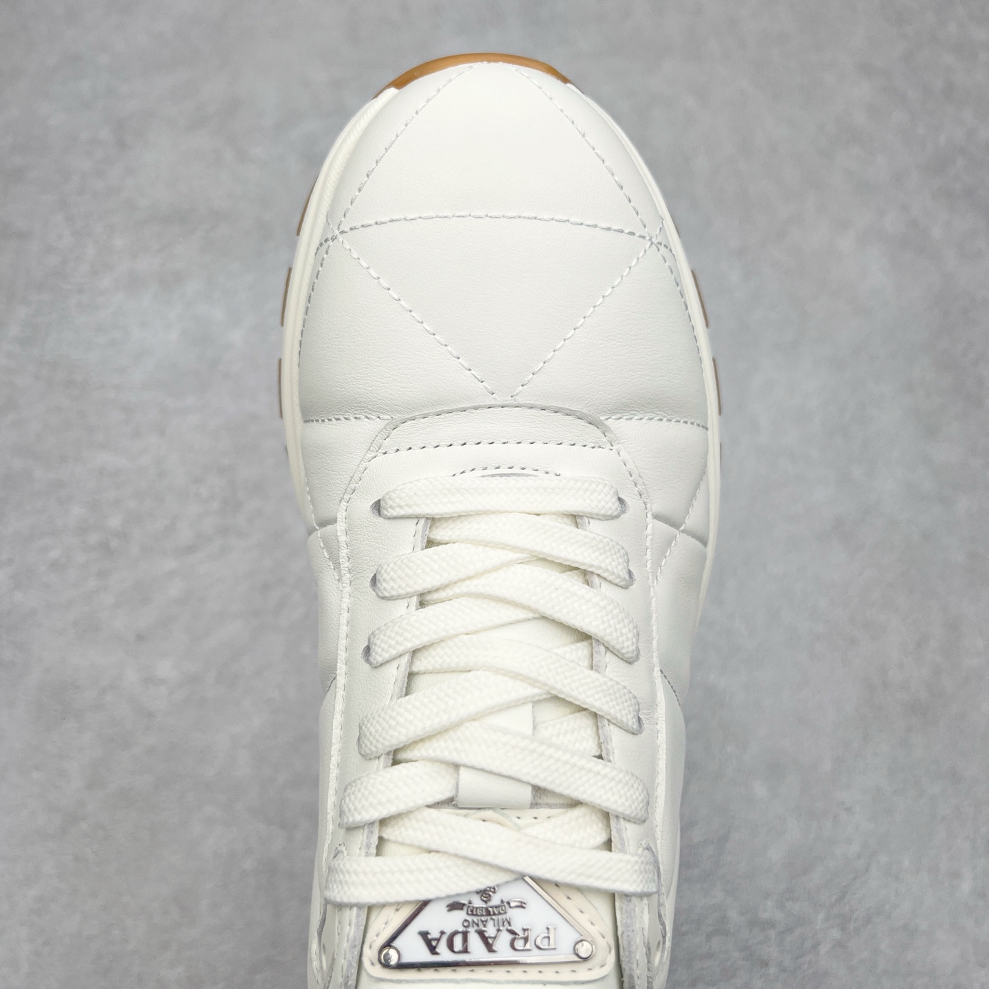 图片[4]-PRADA普拉达 厚底徽标系带运动休闲男鞋系列 广东大厂品质 专柜同步 大气个性更潮更抢眼更追求档次，它将颠覆旧念，与您共度时尚潮人必备! 面料采用原版进口小牛皮 牛皮内里垫脚 橡胶发泡大底 轻便防滑耐磨 脚感舒适 款式耐看做工精细 配以简洁利落的鞋楦 彰显男人的果敢和硬朗 尺码：39-44（皮鞋码）-选品中心