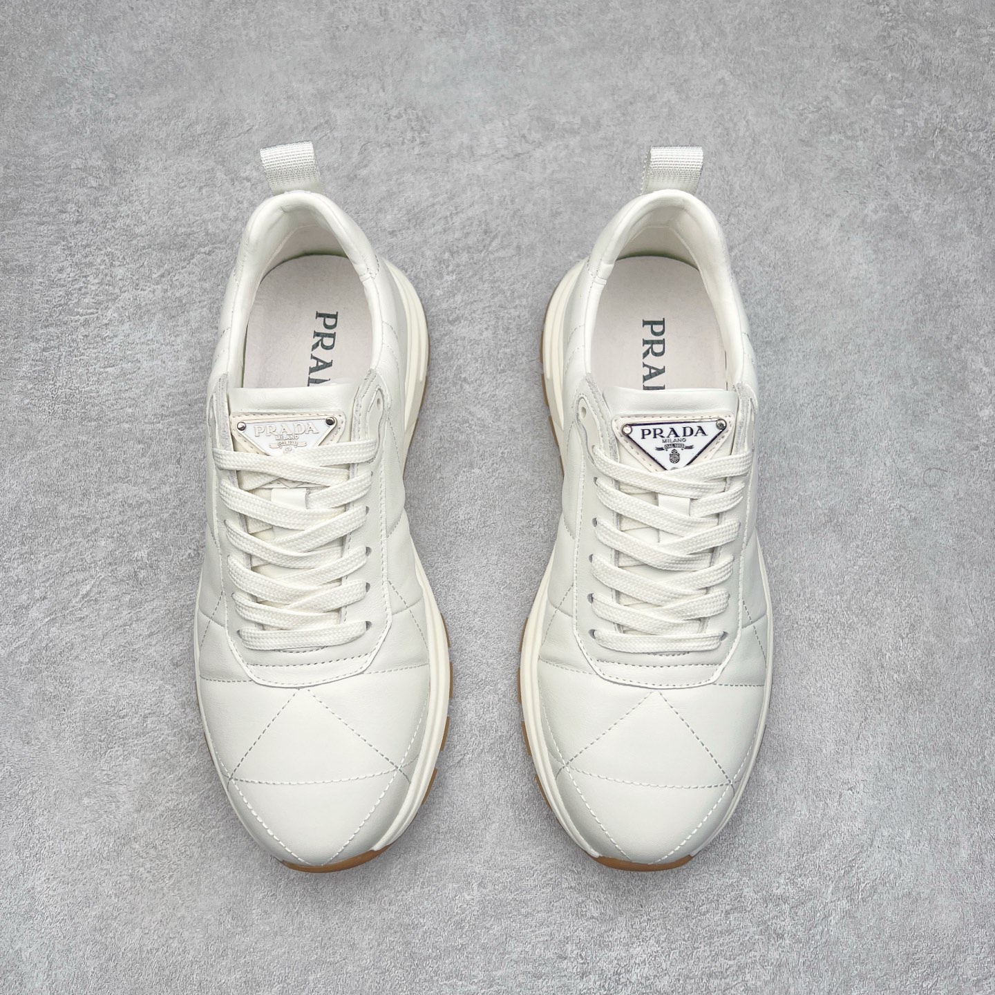 图片[2]-PRADA普拉达 厚底徽标系带运动休闲男鞋系列 广东大厂品质 专柜同步 大气个性更潮更抢眼更追求档次，它将颠覆旧念，与您共度时尚潮人必备! 面料采用原版进口小牛皮 牛皮内里垫脚 橡胶发泡大底 轻便防滑耐磨 脚感舒适 款式耐看做工精细 配以简洁利落的鞋楦 彰显男人的果敢和硬朗 尺码：39-44（皮鞋码）-选品中心