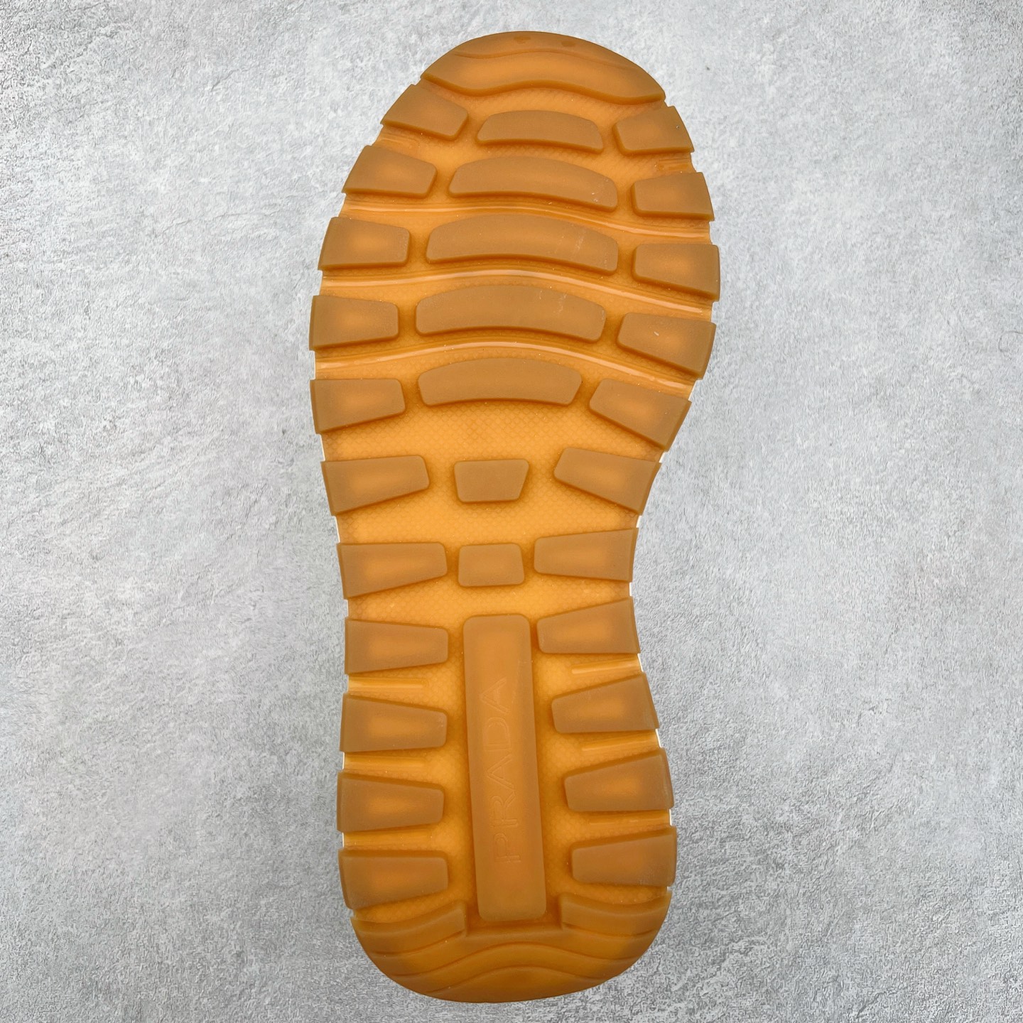 图片[9]-PRADA普拉达 厚底徽标系带运动休闲男鞋系列 广东大厂品质 专柜同步 大气个性更潮更抢眼更追求档次，它将颠覆旧念，与您共度时尚潮人必备! 面料采用原版进口小牛皮 牛皮内里垫脚 橡胶发泡大底 轻便防滑耐磨 脚感舒适 款式耐看做工精细 配以简洁利落的鞋楦 彰显男人的果敢和硬朗 尺码：39-44（皮鞋码）-选品中心