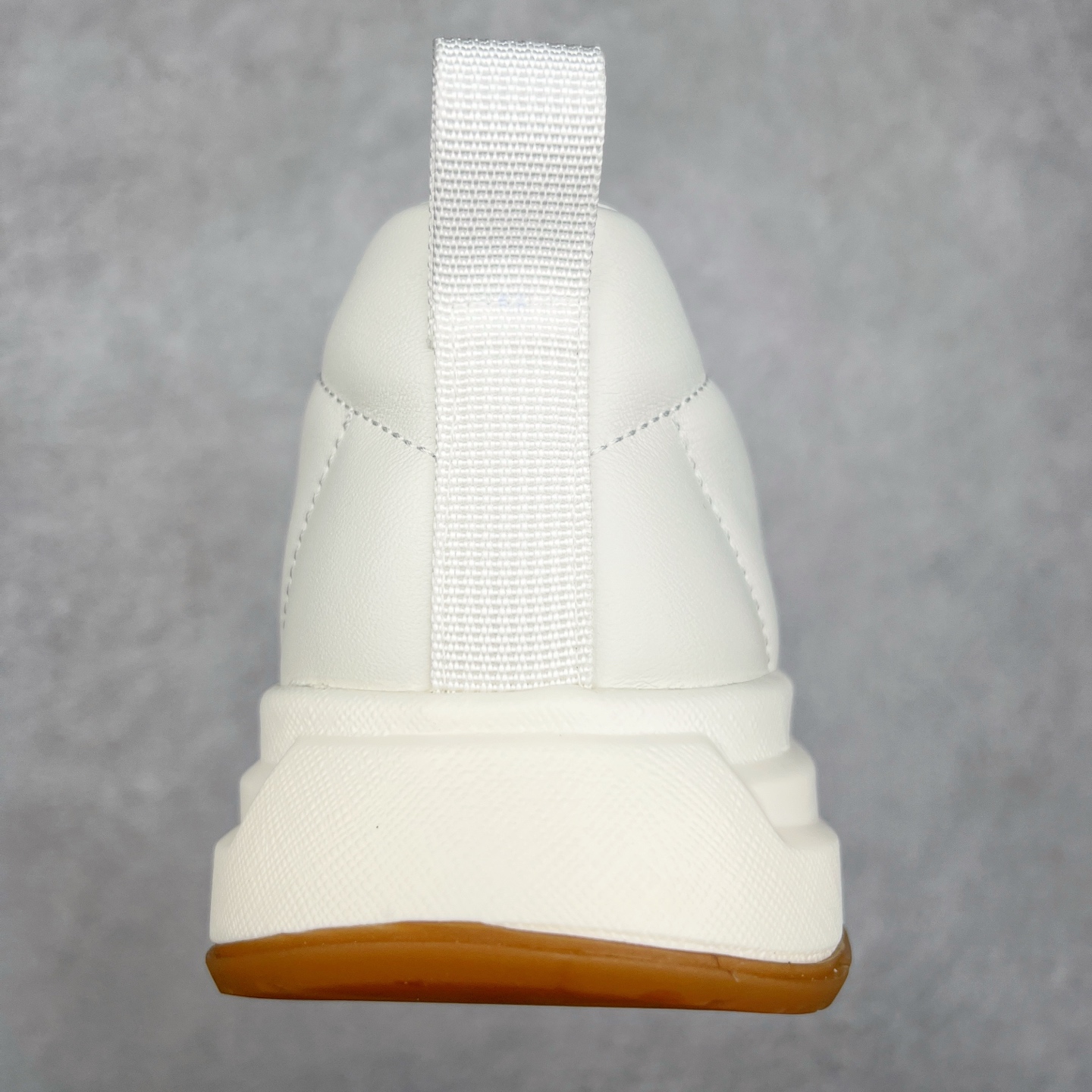 图片[8]-PRADA普拉达 厚底徽标系带运动休闲男鞋系列 广东大厂品质 专柜同步 大气个性更潮更抢眼更追求档次，它将颠覆旧念，与您共度时尚潮人必备! 面料采用原版进口小牛皮 牛皮内里垫脚 橡胶发泡大底 轻便防滑耐磨 脚感舒适 款式耐看做工精细 配以简洁利落的鞋楦 彰显男人的果敢和硬朗 尺码：39-44（皮鞋码）-选品中心