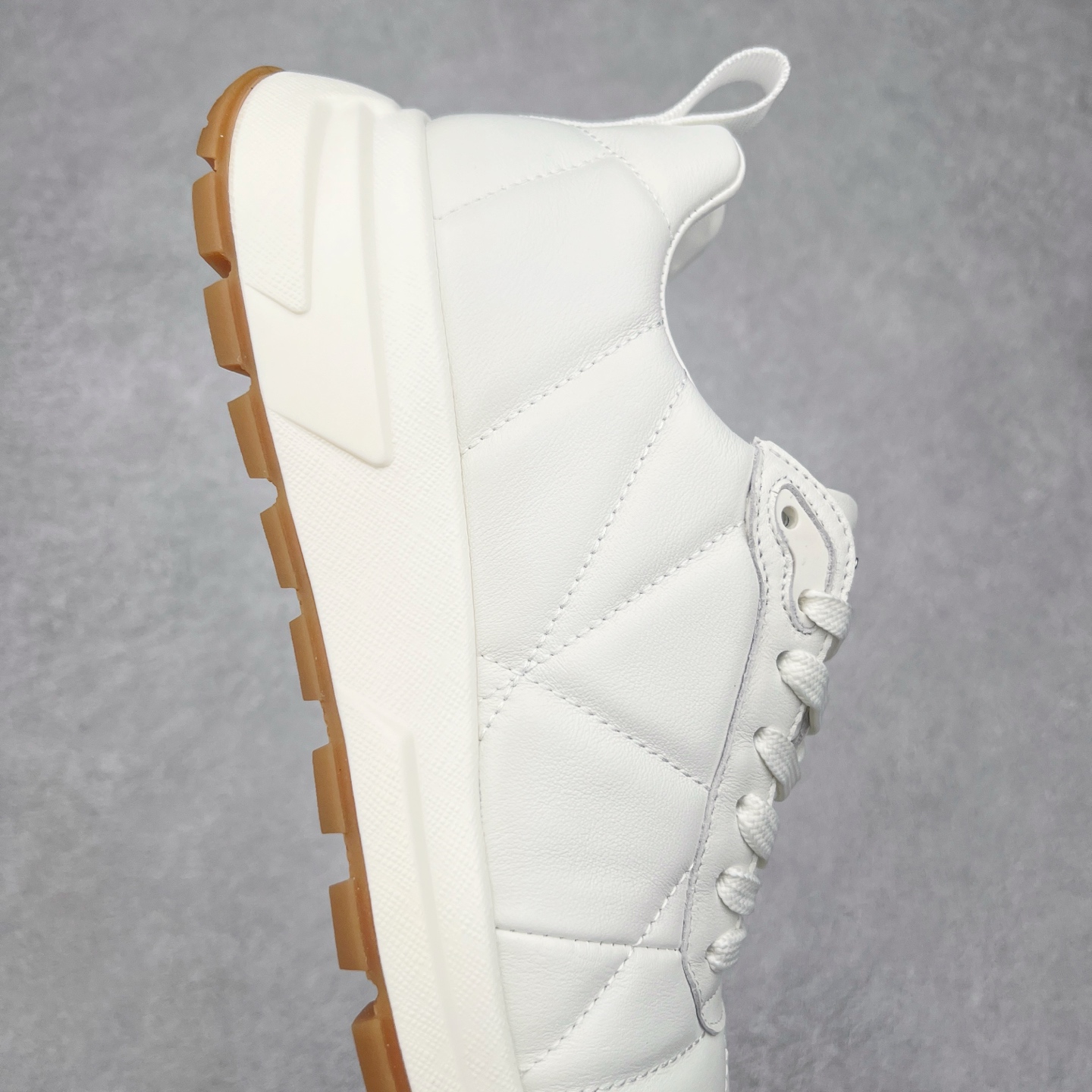 图片[6]-PRADA普拉达 厚底徽标系带运动休闲男鞋系列 广东大厂品质 专柜同步 大气个性更潮更抢眼更追求档次，它将颠覆旧念，与您共度时尚潮人必备! 面料采用原版进口小牛皮 牛皮内里垫脚 橡胶发泡大底 轻便防滑耐磨 脚感舒适 款式耐看做工精细 配以简洁利落的鞋楦 彰显男人的果敢和硬朗 尺码：39-44（皮鞋码）-选品中心