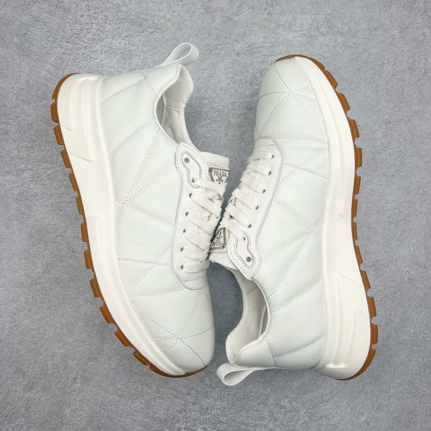 图片[3]-PRADA普拉达 厚底徽标系带运动休闲男鞋系列 广东大厂品质 专柜同步 大气个性更潮更抢眼更追求档次，它将颠覆旧念，与您共度时尚潮人必备! 面料采用原版进口小牛皮 牛皮内里垫脚 橡胶发泡大底 轻便防滑耐磨 脚感舒适 款式耐看做工精细 配以简洁利落的鞋楦 彰显男人的果敢和硬朗 尺码：39-44（皮鞋码）-选品中心