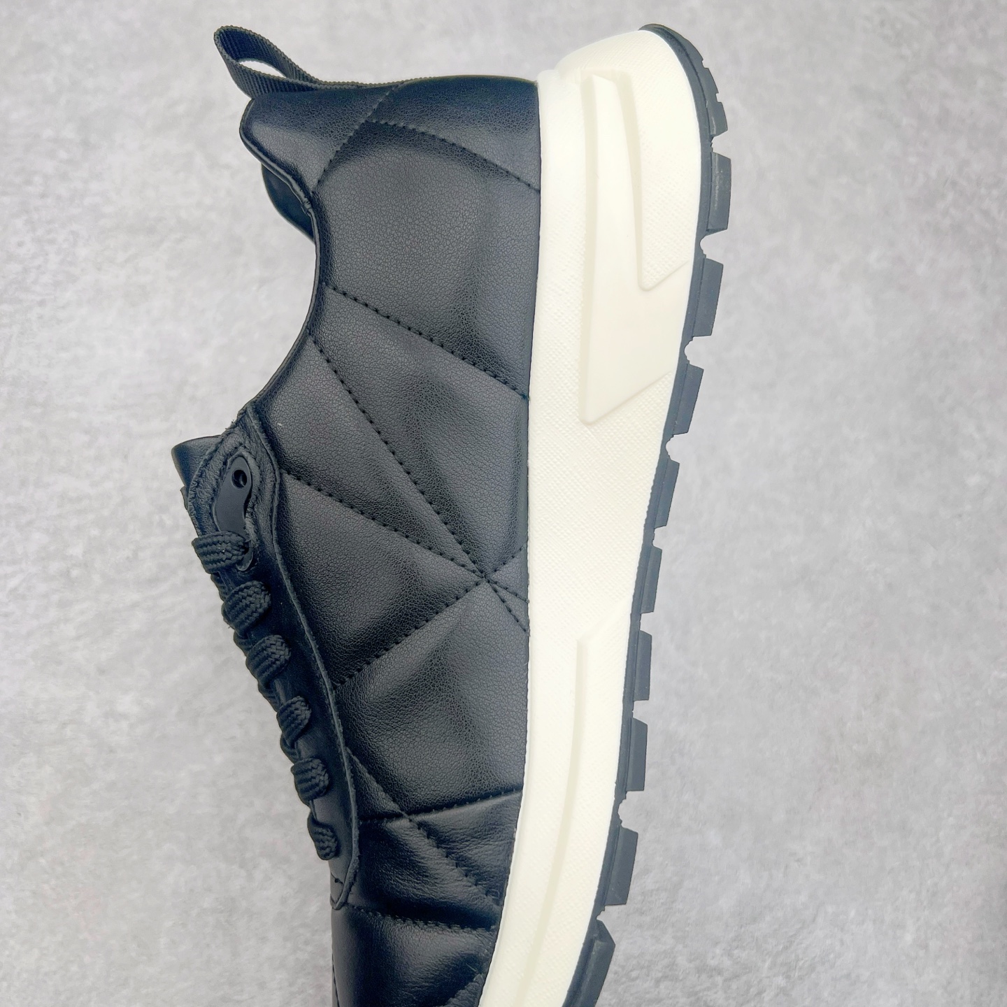 图片[7]-PRADA普拉达 厚底徽标系带运动休闲男鞋系列 广东大厂品质 专柜同步 大气个性更潮更抢眼更追求档次，它将颠覆旧念，与您共度时尚潮人必备! 面料采用原版进口小牛皮 牛皮内里垫脚 橡胶发泡大底 轻便防滑耐磨 脚感舒适 款式耐看做工精细 配以简洁利落的鞋楦 彰显男人的果敢和硬朗 尺码：39-44（皮鞋码）-选品中心