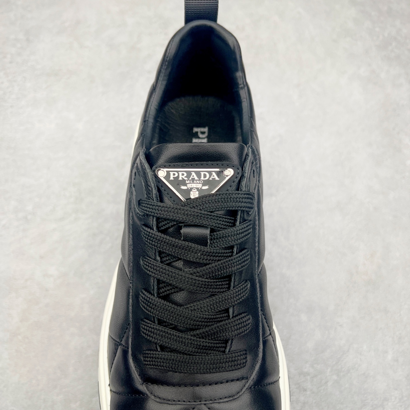 图片[5]-PRADA普拉达 厚底徽标系带运动休闲男鞋系列 广东大厂品质 专柜同步 大气个性更潮更抢眼更追求档次，它将颠覆旧念，与您共度时尚潮人必备! 面料采用原版进口小牛皮 牛皮内里垫脚 橡胶发泡大底 轻便防滑耐磨 脚感舒适 款式耐看做工精细 配以简洁利落的鞋楦 彰显男人的果敢和硬朗 尺码：39-44（皮鞋码）-选品中心