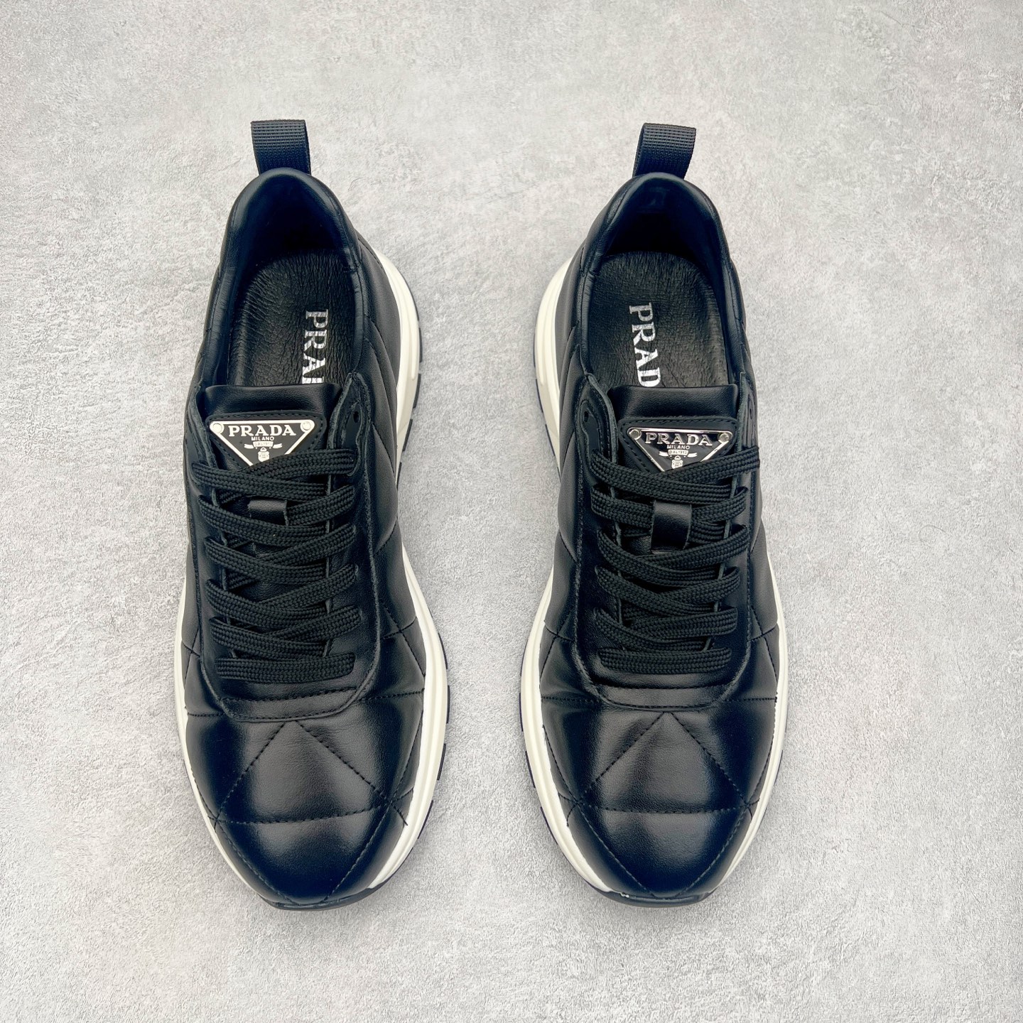 图片[2]-PRADA普拉达 厚底徽标系带运动休闲男鞋系列 广东大厂品质 专柜同步 大气个性更潮更抢眼更追求档次，它将颠覆旧念，与您共度时尚潮人必备! 面料采用原版进口小牛皮 牛皮内里垫脚 橡胶发泡大底 轻便防滑耐磨 脚感舒适 款式耐看做工精细 配以简洁利落的鞋楦 彰显男人的果敢和硬朗 尺码：39-44（皮鞋码）-选品中心