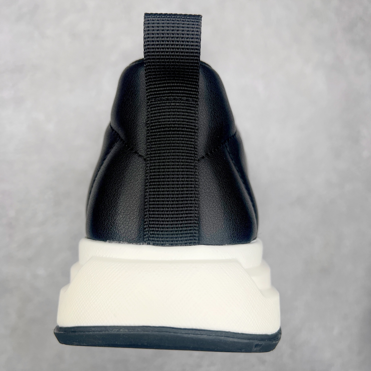 图片[8]-PRADA普拉达 厚底徽标系带运动休闲男鞋系列 广东大厂品质 专柜同步 大气个性更潮更抢眼更追求档次，它将颠覆旧念，与您共度时尚潮人必备! 面料采用原版进口小牛皮 牛皮内里垫脚 橡胶发泡大底 轻便防滑耐磨 脚感舒适 款式耐看做工精细 配以简洁利落的鞋楦 彰显男人的果敢和硬朗 尺码：39-44（皮鞋码）-选品中心