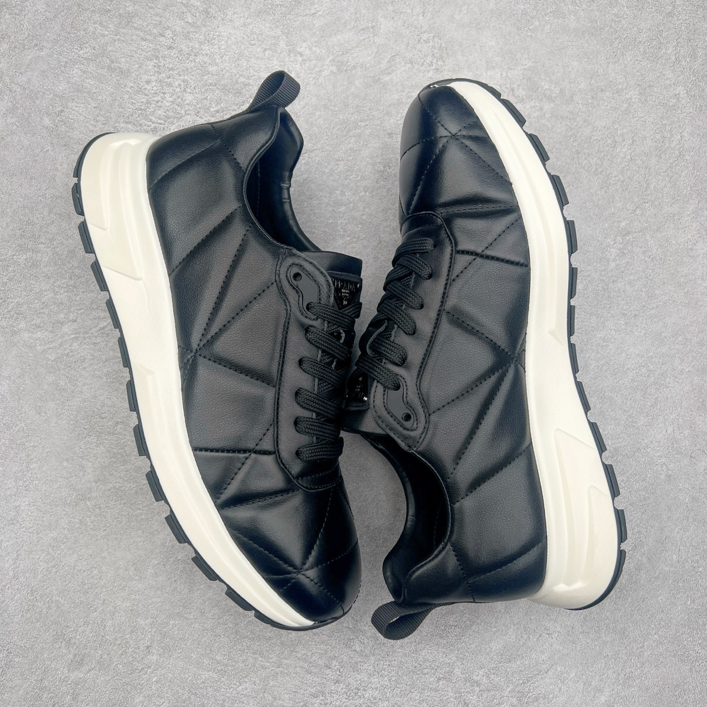 图片[3]-PRADA普拉达 厚底徽标系带运动休闲男鞋系列 广东大厂品质 专柜同步 大气个性更潮更抢眼更追求档次，它将颠覆旧念，与您共度时尚潮人必备! 面料采用原版进口小牛皮 牛皮内里垫脚 橡胶发泡大底 轻便防滑耐磨 脚感舒适 款式耐看做工精细 配以简洁利落的鞋楦 彰显男人的果敢和硬朗 尺码：39-44（皮鞋码）-选品中心