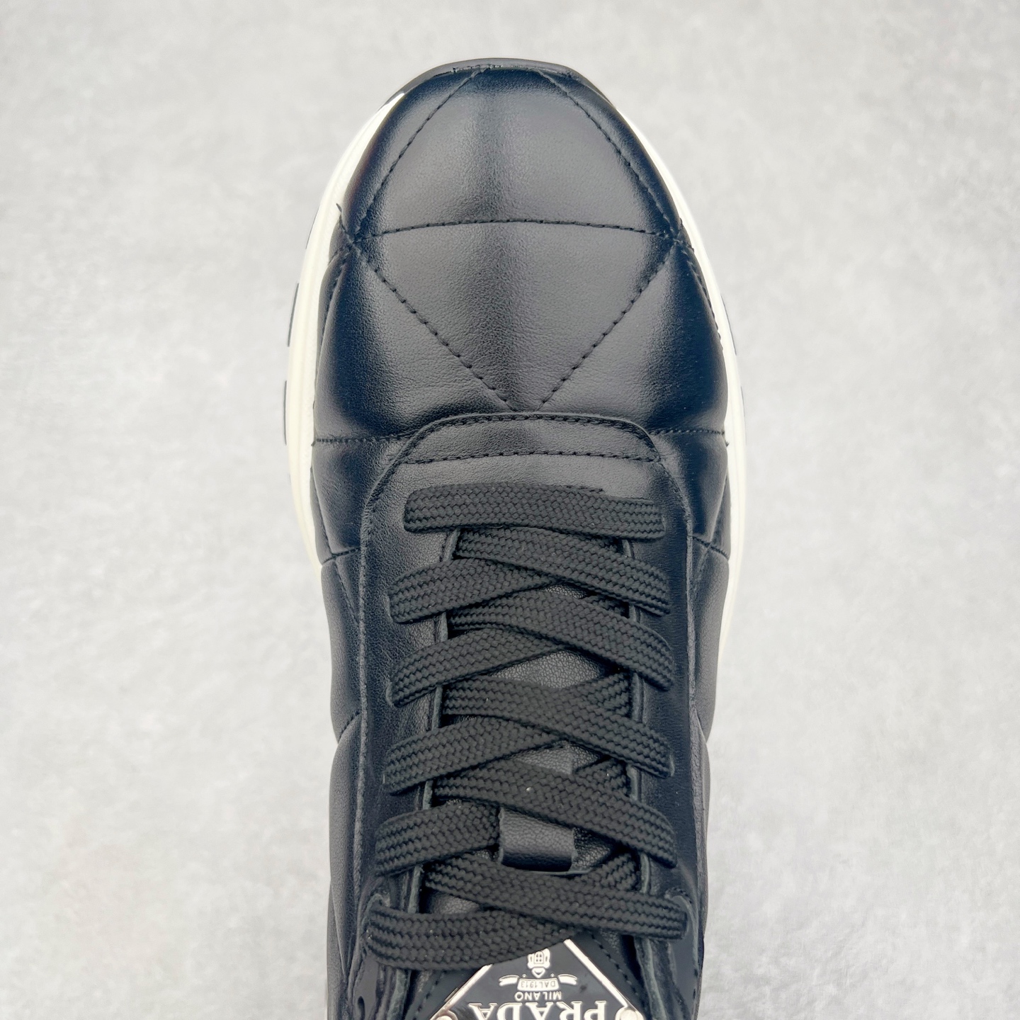 图片[4]-PRADA普拉达 厚底徽标系带运动休闲男鞋系列 广东大厂品质 专柜同步 大气个性更潮更抢眼更追求档次，它将颠覆旧念，与您共度时尚潮人必备! 面料采用原版进口小牛皮 牛皮内里垫脚 橡胶发泡大底 轻便防滑耐磨 脚感舒适 款式耐看做工精细 配以简洁利落的鞋楦 彰显男人的果敢和硬朗 尺码：39-44（皮鞋码）-选品中心