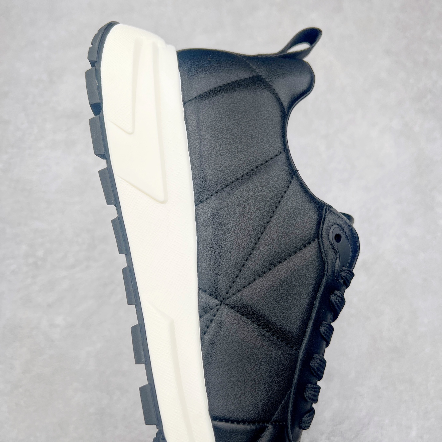 图片[6]-PRADA普拉达 厚底徽标系带运动休闲男鞋系列 广东大厂品质 专柜同步 大气个性更潮更抢眼更追求档次，它将颠覆旧念，与您共度时尚潮人必备! 面料采用原版进口小牛皮 牛皮内里垫脚 橡胶发泡大底 轻便防滑耐磨 脚感舒适 款式耐看做工精细 配以简洁利落的鞋楦 彰显男人的果敢和硬朗 尺码：39-44（皮鞋码）-选品中心