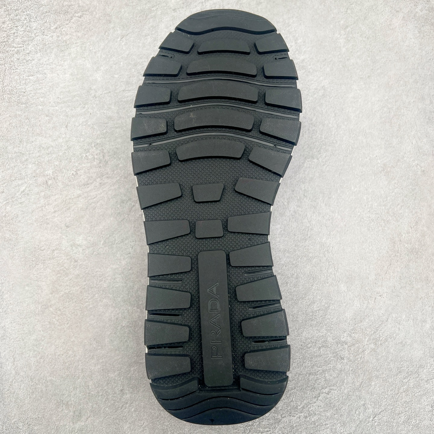 图片[9]-PRADA普拉达 厚底徽标系带运动休闲男鞋系列 广东大厂品质 专柜同步 大气个性更潮更抢眼更追求档次，它将颠覆旧念，与您共度时尚潮人必备! 面料采用原版进口小牛皮 牛皮内里垫脚 橡胶发泡大底 轻便防滑耐磨 脚感舒适 款式耐看做工精细 配以简洁利落的鞋楦 彰显男人的果敢和硬朗 尺码：39-44（皮鞋码）-选品中心