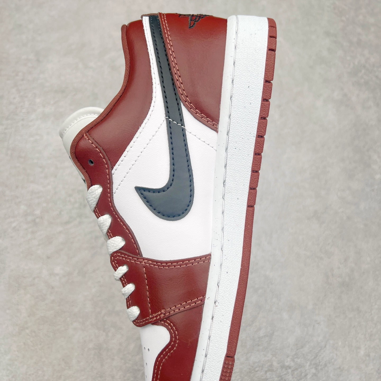 图片[7]-＃K版 Air Jordan AJ1 Low 低帮 酒红白 HF3148-102 全新流水线出品 DT版本唯一平替选择 市场第二梯队最强版 全部原鞋开发 原楦原纸板开发 全鞋电脑针车 原厂内置全掌气垫 原盒内在原标 唯一Zp原版鞋带绑法 免检产品 全新2022版型 全头层皮料 完美零毛边处理 原厂配置全掌气垫 价格定位良心 几十个配色陆续出货 尺码：36 36.5 37.5 38 38.5 39 40 40.5 41 42 42.5 43 44 44.5 45 46 47.5-选品中心