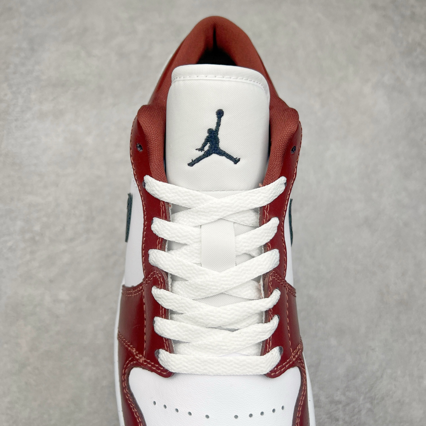 图片[5]-＃K版 Air Jordan AJ1 Low 低帮 酒红白 HF3148-102 全新流水线出品 DT版本唯一平替选择 市场第二梯队最强版 全部原鞋开发 原楦原纸板开发 全鞋电脑针车 原厂内置全掌气垫 原盒内在原标 唯一Zp原版鞋带绑法 免检产品 全新2022版型 全头层皮料 完美零毛边处理 原厂配置全掌气垫 价格定位良心 几十个配色陆续出货 尺码：36 36.5 37.5 38 38.5 39 40 40.5 41 42 42.5 43 44 44.5 45 46 47.5-选品中心