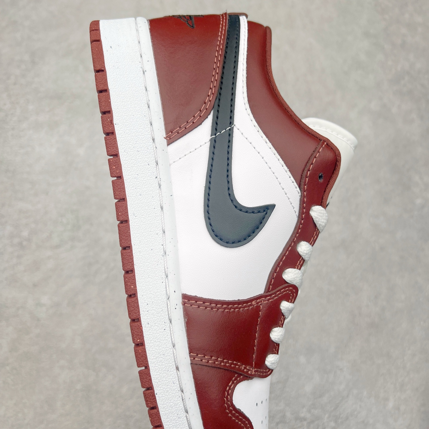 图片[6]-＃K版 Air Jordan AJ1 Low 低帮 酒红白 HF3148-102 全新流水线出品 DT版本唯一平替选择 市场第二梯队最强版 全部原鞋开发 原楦原纸板开发 全鞋电脑针车 原厂内置全掌气垫 原盒内在原标 唯一Zp原版鞋带绑法 免检产品 全新2022版型 全头层皮料 完美零毛边处理 原厂配置全掌气垫 价格定位良心 几十个配色陆续出货 尺码：36 36.5 37.5 38 38.5 39 40 40.5 41 42 42.5 43 44 44.5 45 46 47.5-选品中心