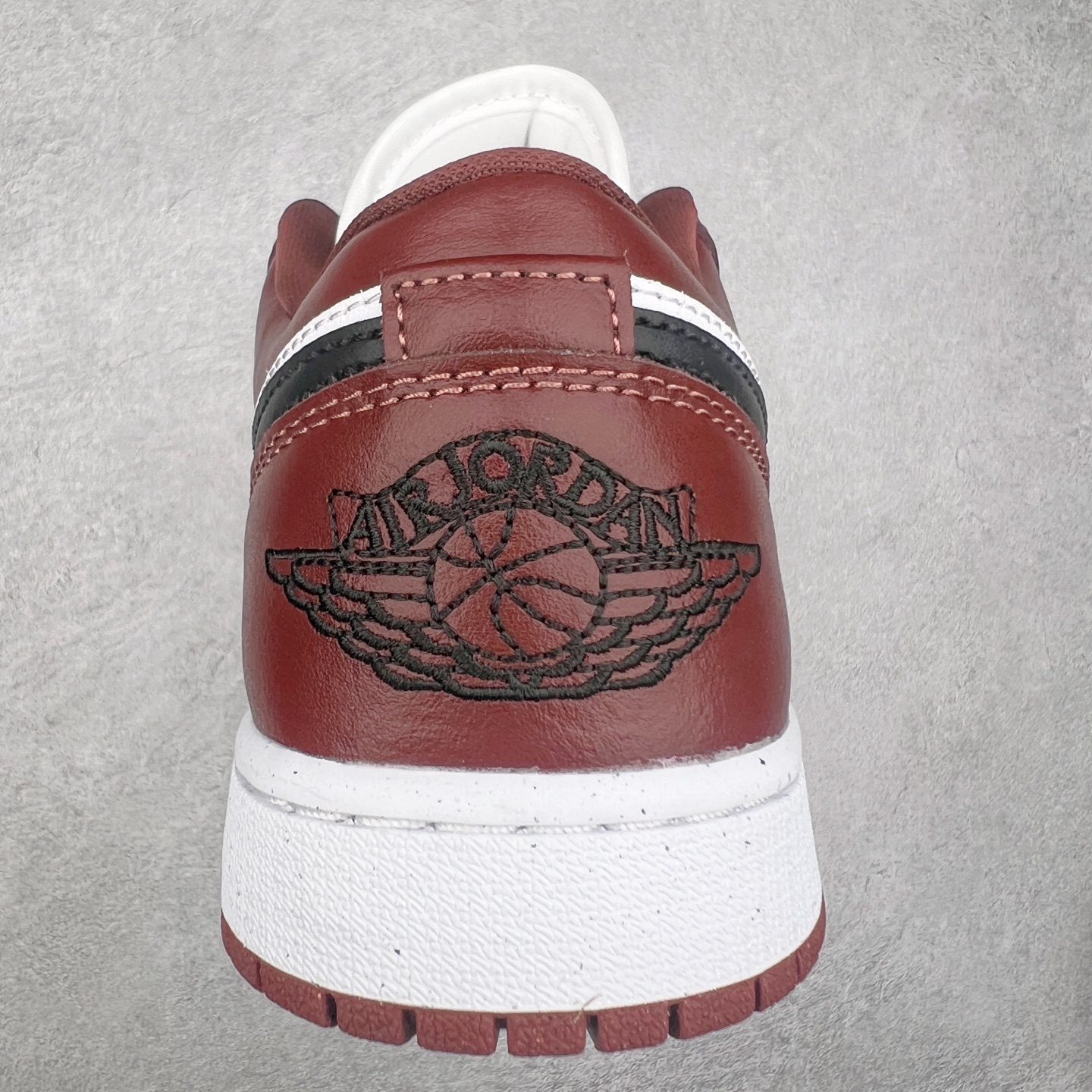图片[8]-＃K版 Air Jordan AJ1 Low 低帮 酒红白 HF3148-102 全新流水线出品 DT版本唯一平替选择 市场第二梯队最强版 全部原鞋开发 原楦原纸板开发 全鞋电脑针车 原厂内置全掌气垫 原盒内在原标 唯一Zp原版鞋带绑法 免检产品 全新2022版型 全头层皮料 完美零毛边处理 原厂配置全掌气垫 价格定位良心 几十个配色陆续出货 尺码：36 36.5 37.5 38 38.5 39 40 40.5 41 42 42.5 43 44 44.5 45 46 47.5-选品中心
