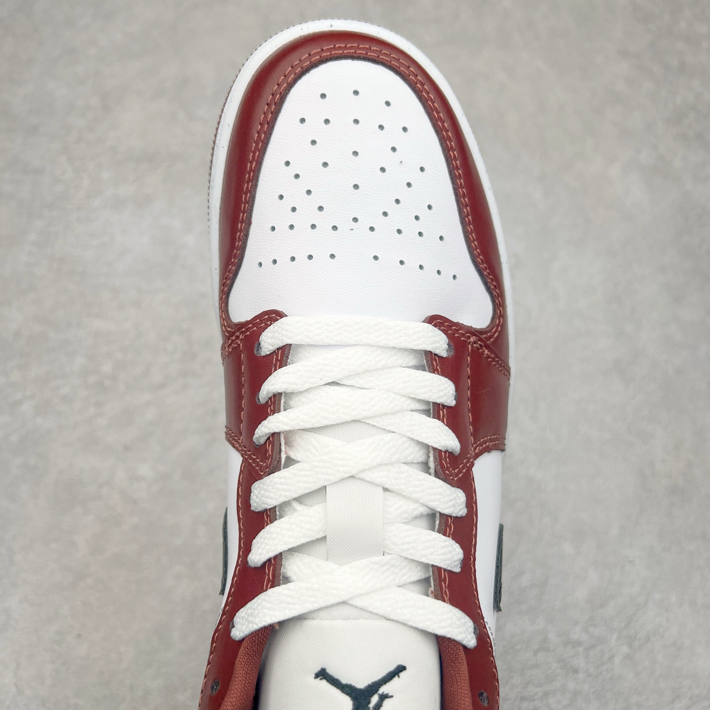 图片[4]-＃K版 Air Jordan AJ1 Low 低帮 酒红白 HF3148-102 全新流水线出品 DT版本唯一平替选择 市场第二梯队最强版 全部原鞋开发 原楦原纸板开发 全鞋电脑针车 原厂内置全掌气垫 原盒内在原标 唯一Zp原版鞋带绑法 免检产品 全新2022版型 全头层皮料 完美零毛边处理 原厂配置全掌气垫 价格定位良心 几十个配色陆续出货 尺码：36 36.5 37.5 38 38.5 39 40 40.5 41 42 42.5 43 44 44.5 45 46 47.5-选品中心