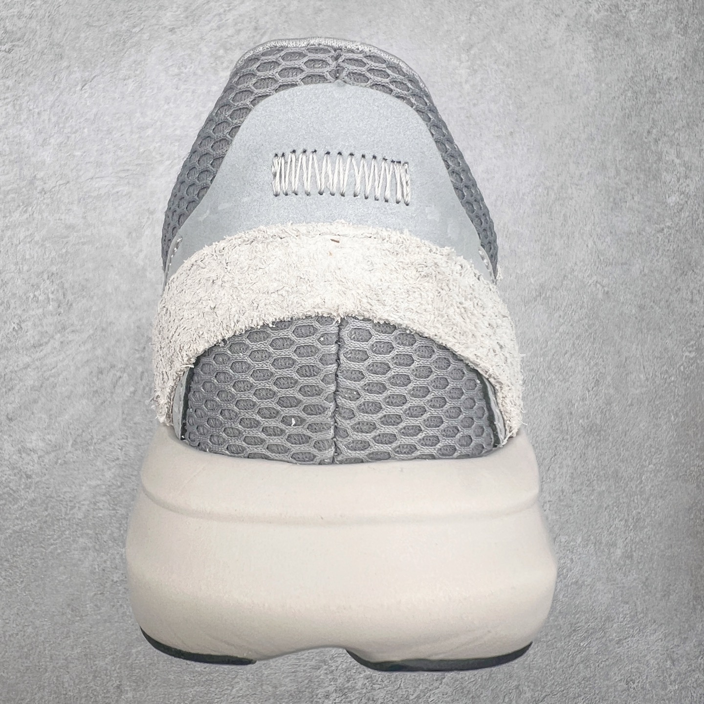 图片[8]-AD LIGHTBLAZE 流光舒适防滑耐磨低帮跑步鞋 JQ9973 前卫的专业跑鞋风格造型，LIGHTBLAZE延续了竞速美学的流线轮廓，保留住了与 AdizeroAdios Pro Evo 1相类似厚底理念和「宽三道杠」的视觉元素。尺码：36 36.5 37.5 38 38.5 39 40 40.5 41 42 42.5 43 44 44.5 45-选品中心