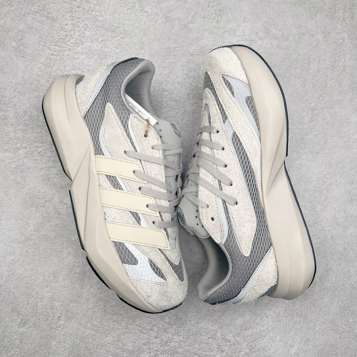 图片[3]-AD LIGHTBLAZE 流光舒适防滑耐磨低帮跑步鞋 JQ9973 前卫的专业跑鞋风格造型，LIGHTBLAZE延续了竞速美学的流线轮廓，保留住了与 AdizeroAdios Pro Evo 1相类似厚底理念和「宽三道杠」的视觉元素。尺码：36 36.5 37.5 38 38.5 39 40 40.5 41 42 42.5 43 44 44.5 45-选品中心