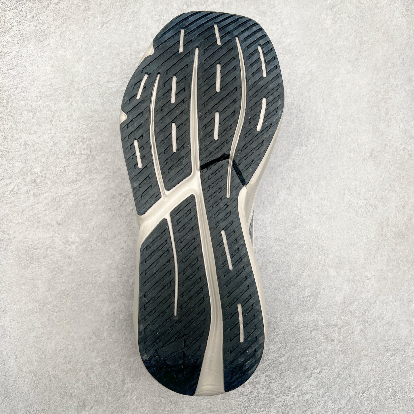 图片[9]-AD LIGHTBLAZE 流光舒适防滑耐磨低帮跑步鞋 JQ9973 前卫的专业跑鞋风格造型，LIGHTBLAZE延续了竞速美学的流线轮廓，保留住了与 AdizeroAdios Pro Evo 1相类似厚底理念和「宽三道杠」的视觉元素。尺码：36 36.5 37.5 38 38.5 39 40 40.5 41 42 42.5 43 44 44.5 45-选品中心