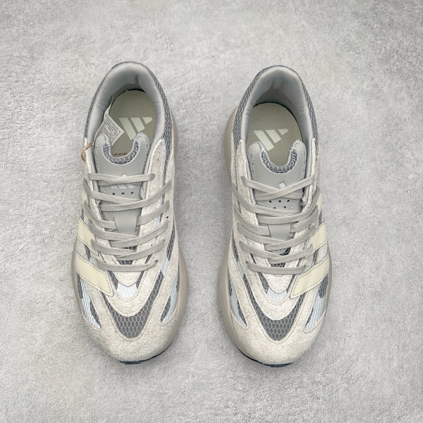 图片[2]-AD LIGHTBLAZE 流光舒适防滑耐磨低帮跑步鞋 JQ9973 前卫的专业跑鞋风格造型，LIGHTBLAZE延续了竞速美学的流线轮廓，保留住了与 AdizeroAdios Pro Evo 1相类似厚底理念和「宽三道杠」的视觉元素。尺码：36 36.5 37.5 38 38.5 39 40 40.5 41 42 42.5 43 44 44.5 45-选品中心