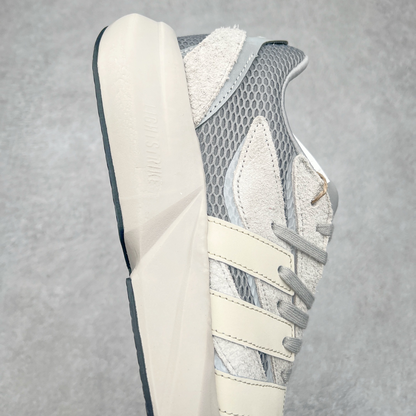 图片[6]-AD LIGHTBLAZE 流光舒适防滑耐磨低帮跑步鞋 JQ9973 前卫的专业跑鞋风格造型，LIGHTBLAZE延续了竞速美学的流线轮廓，保留住了与 AdizeroAdios Pro Evo 1相类似厚底理念和「宽三道杠」的视觉元素。尺码：36 36.5 37.5 38 38.5 39 40 40.5 41 42 42.5 43 44 44.5 45-选品中心