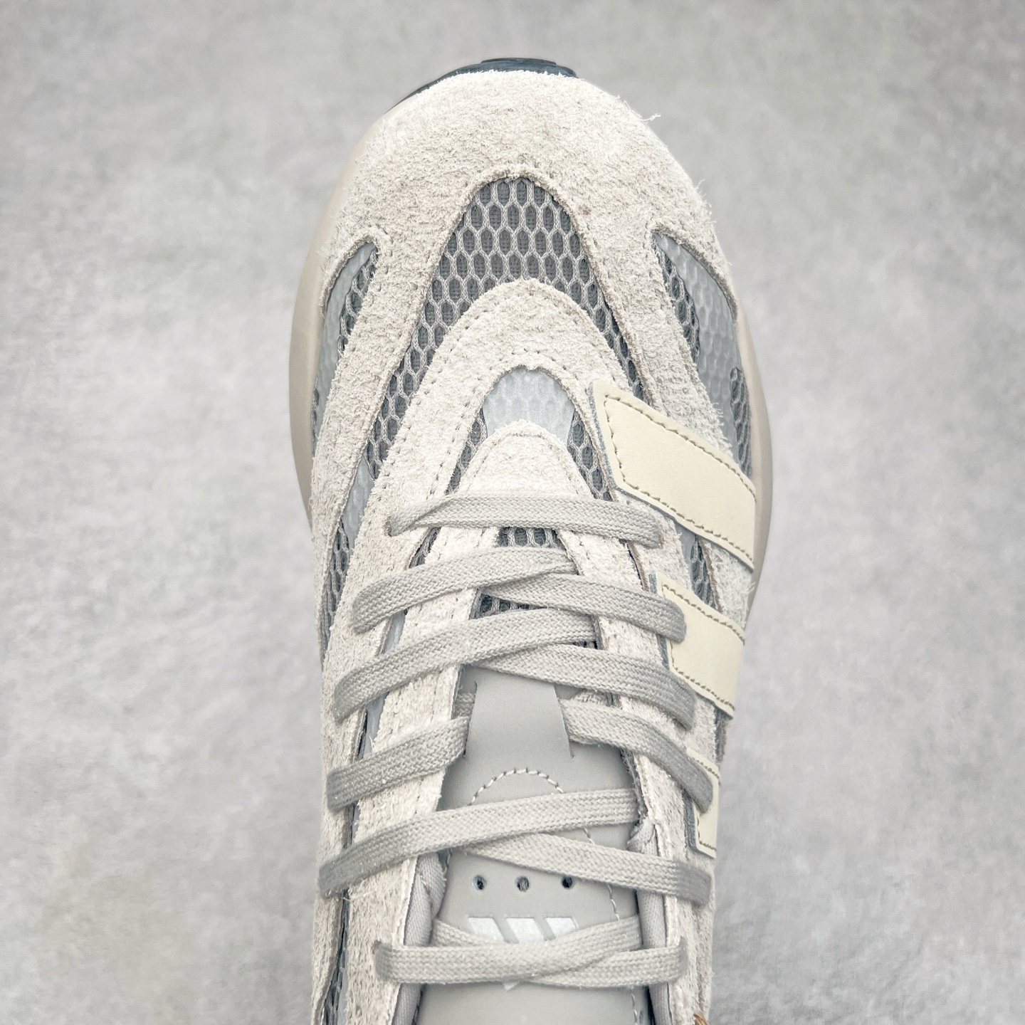 图片[4]-AD LIGHTBLAZE 流光舒适防滑耐磨低帮跑步鞋 JQ9973 前卫的专业跑鞋风格造型，LIGHTBLAZE延续了竞速美学的流线轮廓，保留住了与 AdizeroAdios Pro Evo 1相类似厚底理念和「宽三道杠」的视觉元素。尺码：36 36.5 37.5 38 38.5 39 40 40.5 41 42 42.5 43 44 44.5 45-选品中心