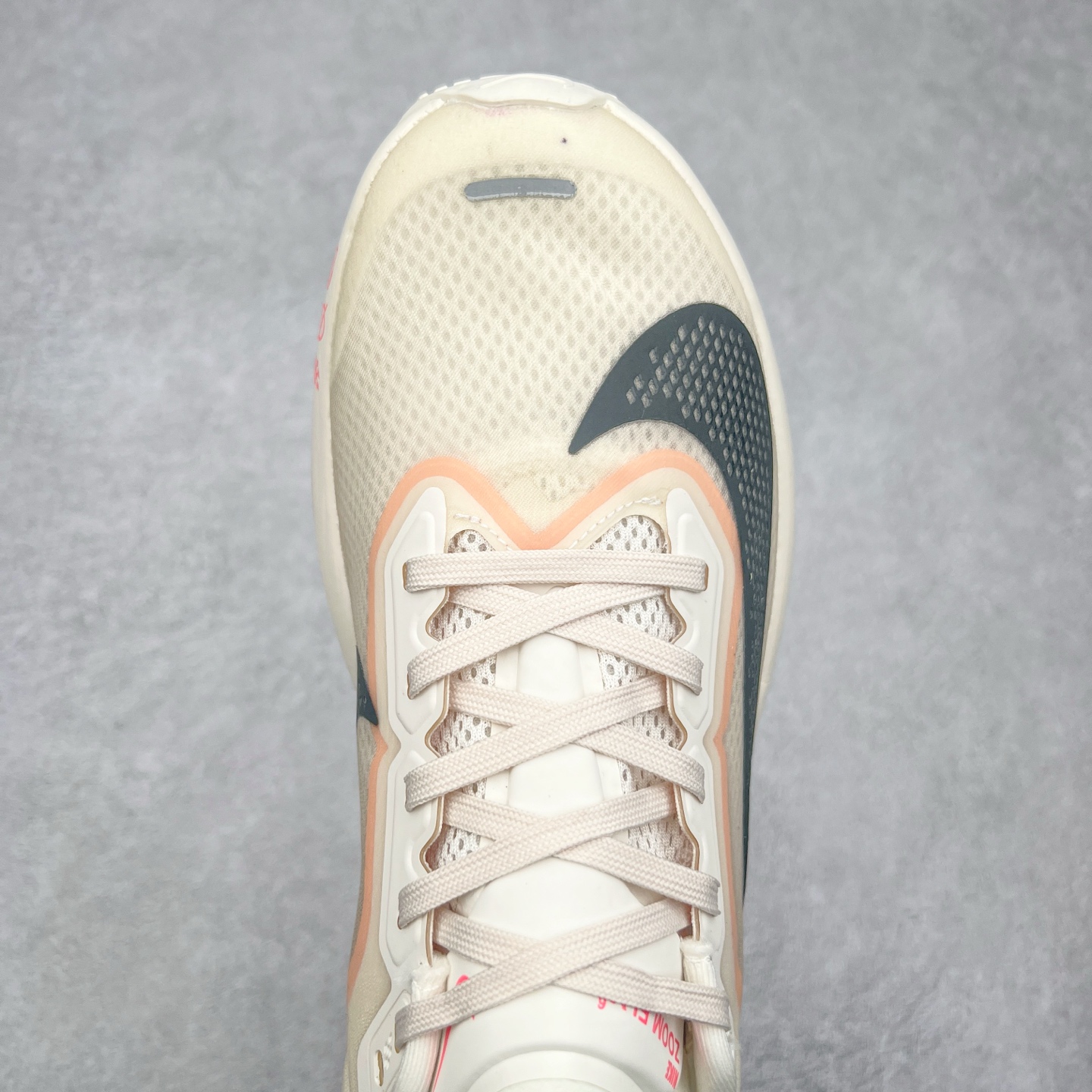 图片[4]-NK ZoomX Invincible Run Flyknit 6 轻量跑鞋 飞织低帮休闲运动慢跑鞋 厚底增高 老爹鞋 此鞋专为短跑运动员而生 是为 5 至 10 公里距离的赛事和训练打造 整体设计采用流线型的轻质工程网眼材质构成鞋面 并与其他 Running 旗舰鞋款同样搭载全脚掌 ZoomX 缓冲中底 搭配 Pebax 物料与橡胶外底 ZoomX StreakFly 首发配色以Prototype呈现 其灵感是来自开发期间的磨损测试 透过编号的标记与内侧的预期跑步距离突出研发过程 货号： FN8455-102 尺码：36 36.5 37.5 38 38.5 39 40 40.5 41 42 42.5 43 44 45-选品中心