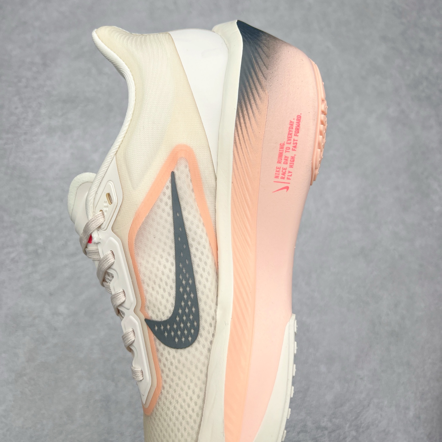 图片[7]-NK ZoomX Invincible Run Flyknit 6 轻量跑鞋 飞织低帮休闲运动慢跑鞋 厚底增高 老爹鞋 此鞋专为短跑运动员而生 是为 5 至 10 公里距离的赛事和训练打造 整体设计采用流线型的轻质工程网眼材质构成鞋面 并与其他 Running 旗舰鞋款同样搭载全脚掌 ZoomX 缓冲中底 搭配 Pebax 物料与橡胶外底 ZoomX StreakFly 首发配色以Prototype呈现 其灵感是来自开发期间的磨损测试 透过编号的标记与内侧的预期跑步距离突出研发过程 货号： FN8455-102 尺码：36 36.5 37.5 38 38.5 39 40 40.5 41 42 42.5 43 44 45-选品中心