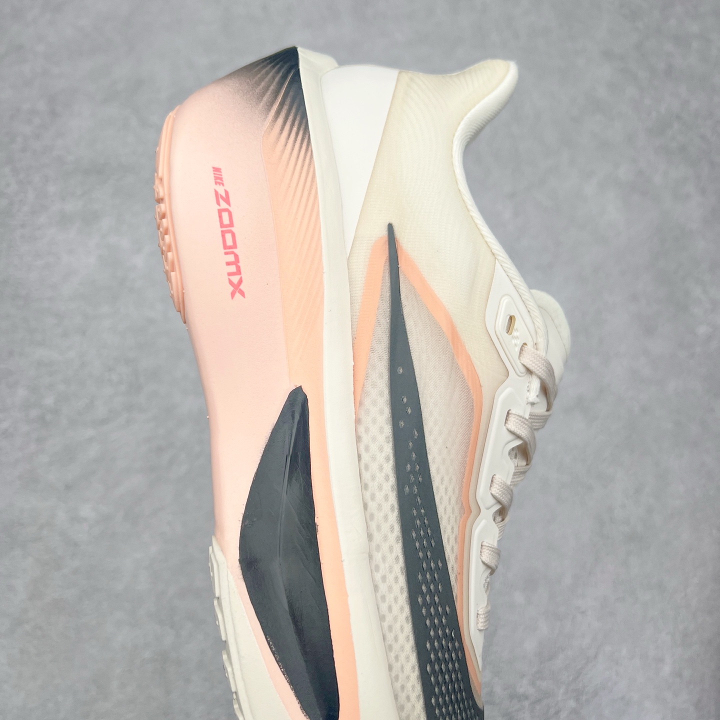 图片[6]-NK ZoomX Invincible Run Flyknit 6 轻量跑鞋 飞织低帮休闲运动慢跑鞋 厚底增高 老爹鞋 此鞋专为短跑运动员而生 是为 5 至 10 公里距离的赛事和训练打造 整体设计采用流线型的轻质工程网眼材质构成鞋面 并与其他 Running 旗舰鞋款同样搭载全脚掌 ZoomX 缓冲中底 搭配 Pebax 物料与橡胶外底 ZoomX StreakFly 首发配色以Prototype呈现 其灵感是来自开发期间的磨损测试 透过编号的标记与内侧的预期跑步距离突出研发过程 货号： FN8455-102 尺码：36 36.5 37.5 38 38.5 39 40 40.5 41 42 42.5 43 44 45-选品中心