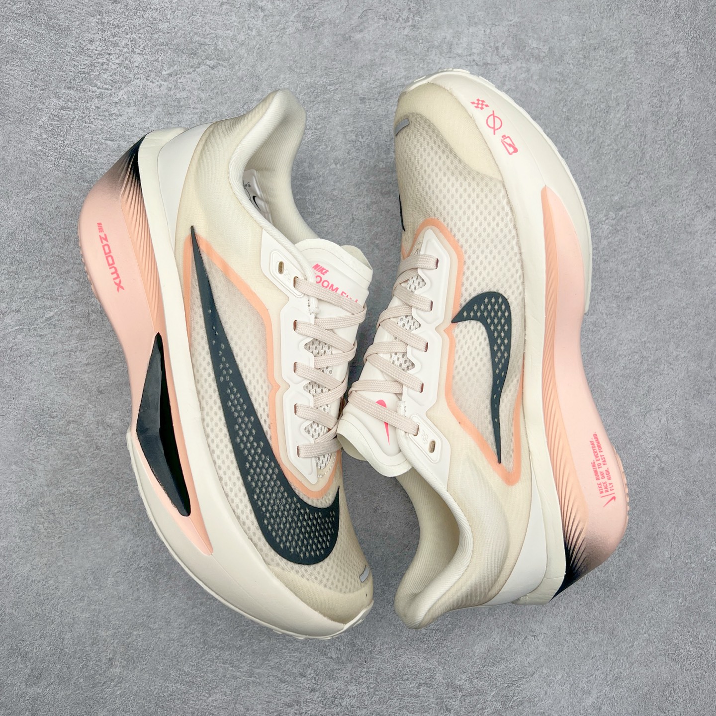 图片[3]-NK ZoomX Invincible Run Flyknit 6 轻量跑鞋 飞织低帮休闲运动慢跑鞋 厚底增高 老爹鞋 此鞋专为短跑运动员而生 是为 5 至 10 公里距离的赛事和训练打造 整体设计采用流线型的轻质工程网眼材质构成鞋面 并与其他 Running 旗舰鞋款同样搭载全脚掌 ZoomX 缓冲中底 搭配 Pebax 物料与橡胶外底 ZoomX StreakFly 首发配色以Prototype呈现 其灵感是来自开发期间的磨损测试 透过编号的标记与内侧的预期跑步距离突出研发过程 货号： FN8455-102 尺码：36 36.5 37.5 38 38.5 39 40 40.5 41 42 42.5 43 44 45-选品中心