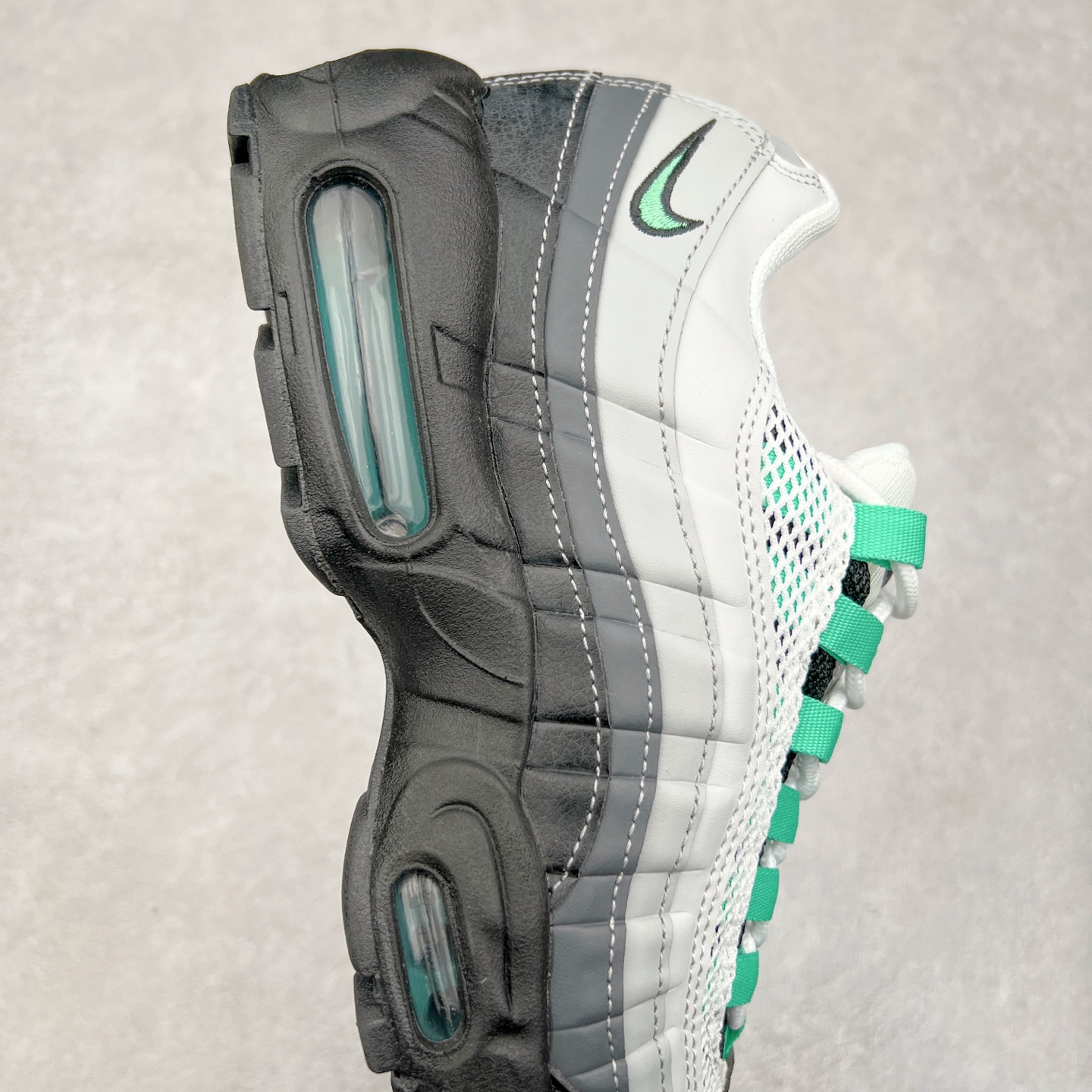 图片[6]-＃MX版 NK Air Max 95 复古减震气垫跑鞋 经典重温 FM0622-003 外单专供大厂出品 品质稳定 一百余色 终端操作 鞋款设计灵感源于人体构造 中底设计基于人体的脊柱构造 是整体设计的核心 尼龙孔眼代表了肋骨 而分层式面板和网眼象征着肌肉纤维和肉体组织 Air Max 95采用了两个独立的吹塑成型的Air-Sole单元 并首次在前掌使用可视化气垫设计 Swoosh logo夜当作一个 点符号放在了鞋子的后帮位置 20年的发展让 AIR MAX 95有了不同的故事 20年后再度面向世人的时候 焕然一新的面貌 让人有了另外一种清新脱俗的感觉 尺码：39 40 40.5 41 42 42.5 43 44 44.5 45 46 47.5 48-选品中心