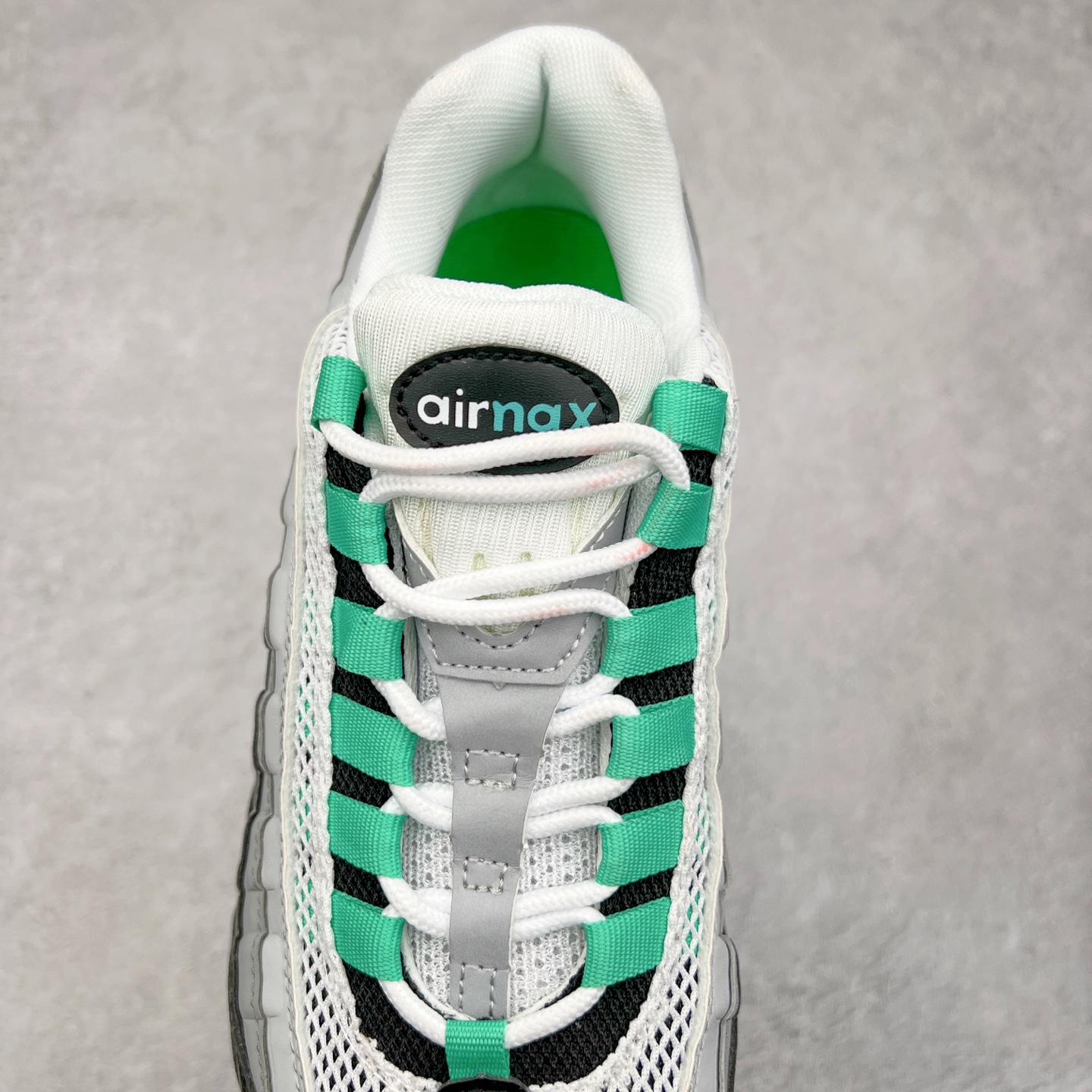 图片[5]-＃MX版 NK Air Max 95 复古减震气垫跑鞋 经典重温 FM0622-003 外单专供大厂出品 品质稳定 一百余色 终端操作 鞋款设计灵感源于人体构造 中底设计基于人体的脊柱构造 是整体设计的核心 尼龙孔眼代表了肋骨 而分层式面板和网眼象征着肌肉纤维和肉体组织 Air Max 95采用了两个独立的吹塑成型的Air-Sole单元 并首次在前掌使用可视化气垫设计 Swoosh logo夜当作一个 点符号放在了鞋子的后帮位置 20年的发展让 AIR MAX 95有了不同的故事 20年后再度面向世人的时候 焕然一新的面貌 让人有了另外一种清新脱俗的感觉 尺码：39 40 40.5 41 42 42.5 43 44 44.5 45 46 47.5 48-选品中心