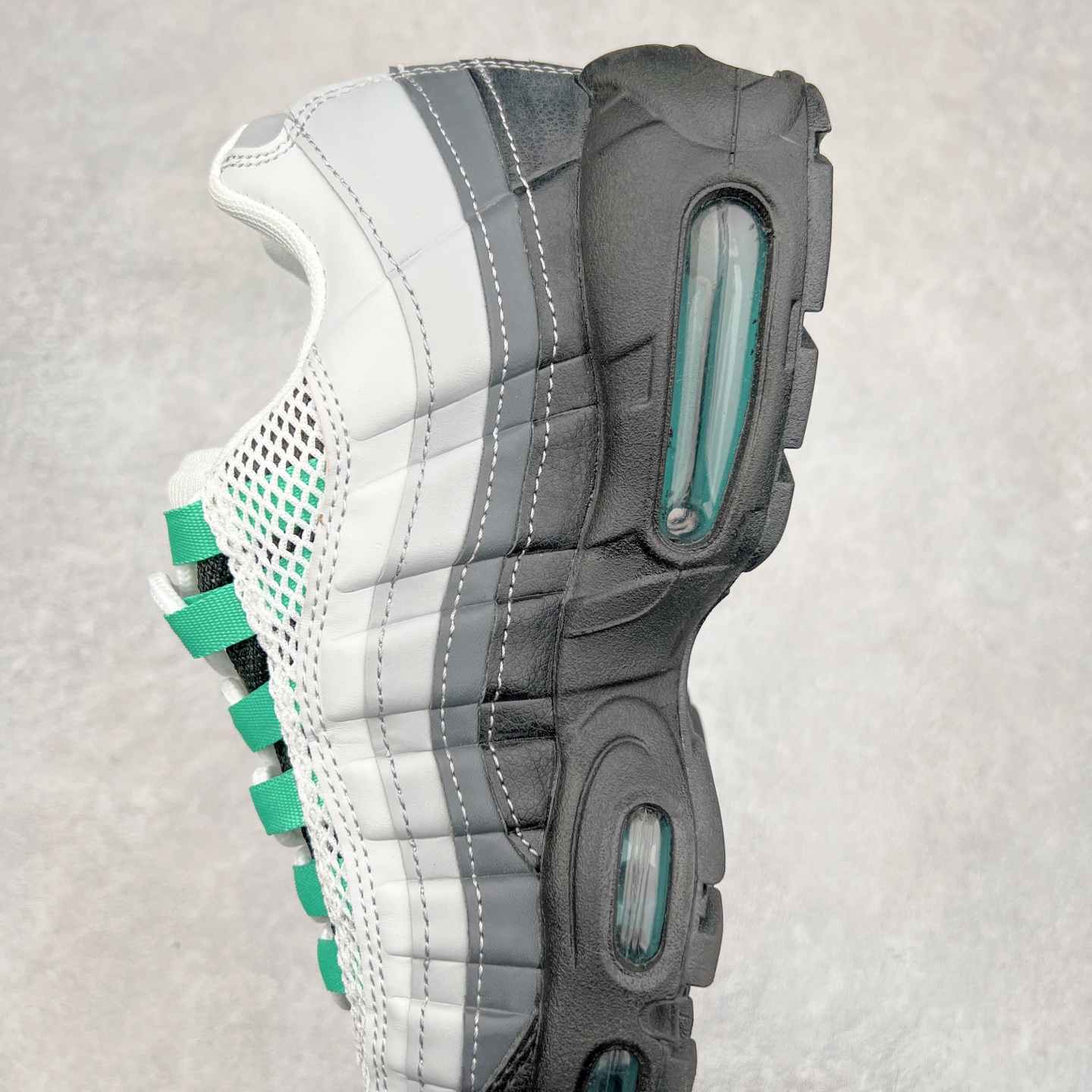 图片[7]-＃MX版 NK Air Max 95 复古减震气垫跑鞋 经典重温 FM0622-003 外单专供大厂出品 品质稳定 一百余色 终端操作 鞋款设计灵感源于人体构造 中底设计基于人体的脊柱构造 是整体设计的核心 尼龙孔眼代表了肋骨 而分层式面板和网眼象征着肌肉纤维和肉体组织 Air Max 95采用了两个独立的吹塑成型的Air-Sole单元 并首次在前掌使用可视化气垫设计 Swoosh logo夜当作一个 点符号放在了鞋子的后帮位置 20年的发展让 AIR MAX 95有了不同的故事 20年后再度面向世人的时候 焕然一新的面貌 让人有了另外一种清新脱俗的感觉 尺码：39 40 40.5 41 42 42.5 43 44 44.5 45 46 47.5 48-选品中心