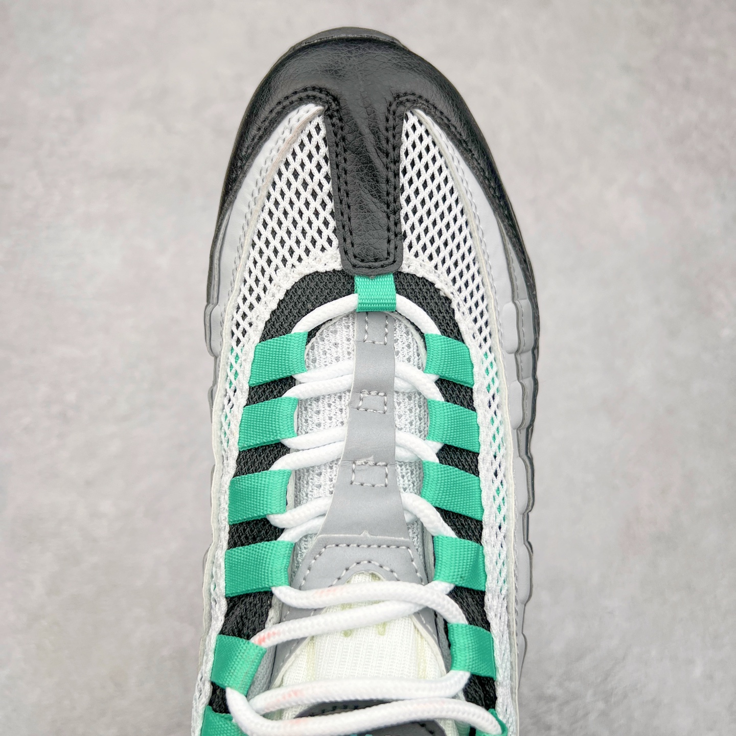 图片[4]-＃MX版 NK Air Max 95 复古减震气垫跑鞋 经典重温 FM0622-003 外单专供大厂出品 品质稳定 一百余色 终端操作 鞋款设计灵感源于人体构造 中底设计基于人体的脊柱构造 是整体设计的核心 尼龙孔眼代表了肋骨 而分层式面板和网眼象征着肌肉纤维和肉体组织 Air Max 95采用了两个独立的吹塑成型的Air-Sole单元 并首次在前掌使用可视化气垫设计 Swoosh logo夜当作一个 点符号放在了鞋子的后帮位置 20年的发展让 AIR MAX 95有了不同的故事 20年后再度面向世人的时候 焕然一新的面貌 让人有了另外一种清新脱俗的感觉 尺码：39 40 40.5 41 42 42.5 43 44 44.5 45 46 47.5 48-选品中心