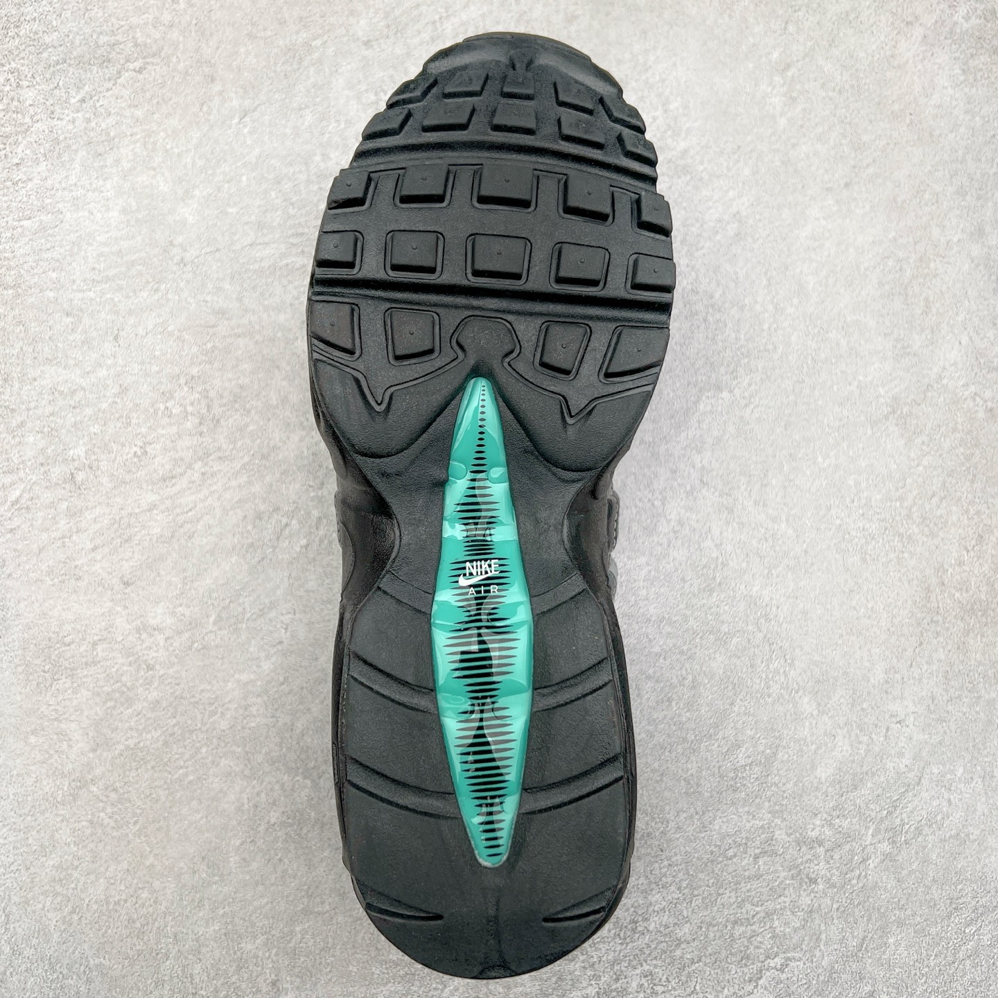 图片[9]-＃MX版 NK Air Max 95 复古减震气垫跑鞋 经典重温 FM0622-003 外单专供大厂出品 品质稳定 一百余色 终端操作 鞋款设计灵感源于人体构造 中底设计基于人体的脊柱构造 是整体设计的核心 尼龙孔眼代表了肋骨 而分层式面板和网眼象征着肌肉纤维和肉体组织 Air Max 95采用了两个独立的吹塑成型的Air-Sole单元 并首次在前掌使用可视化气垫设计 Swoosh logo夜当作一个 点符号放在了鞋子的后帮位置 20年的发展让 AIR MAX 95有了不同的故事 20年后再度面向世人的时候 焕然一新的面貌 让人有了另外一种清新脱俗的感觉 尺码：39 40 40.5 41 42 42.5 43 44 44.5 45 46 47.5 48-选品中心