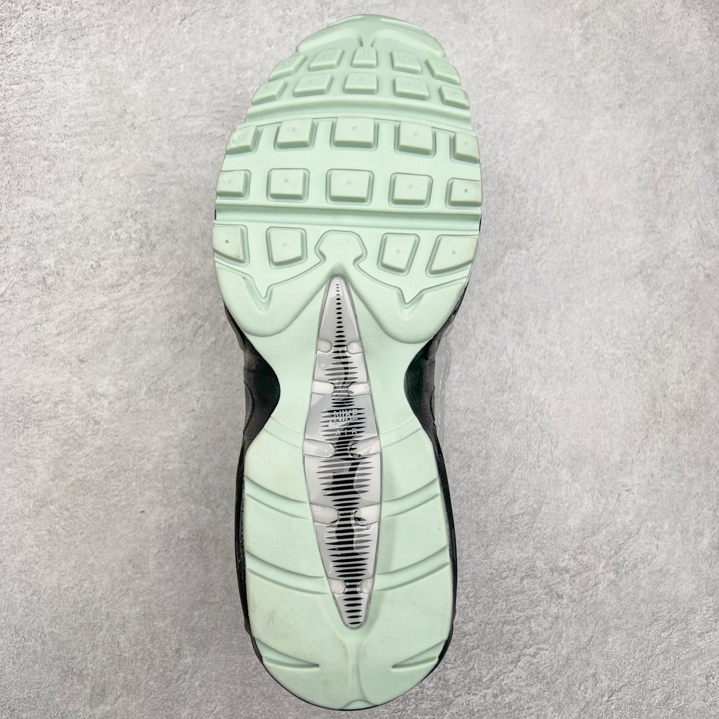 图片[9]-＃MX版 NK Air Max 95 复古减震气垫跑鞋 经典重温 314350-998 外单专供大厂出品 品质稳定 一百余色 终端操作 鞋款设计灵感源于人体构造 中底设计基于人体的脊柱构造 是整体设计的核心 尼龙孔眼代表了肋骨 而分层式面板和网眼象征着肌肉纤维和肉体组织 Air Max 95采用了两个独立的吹塑成型的Air-Sole单元 并首次在前掌使用可视化气垫设计 Swoosh logo夜当作一个 点符号放在了鞋子的后帮位置 20年的发展让 AIR MAX 95有了不同的故事 20年后再度面向世人的时候 焕然一新的面貌 让人有了另外一种清新脱俗的感觉 尺码：39 40 40.5 41 42 42.5 43 44 44.5 45 46 47.5 48-选品中心