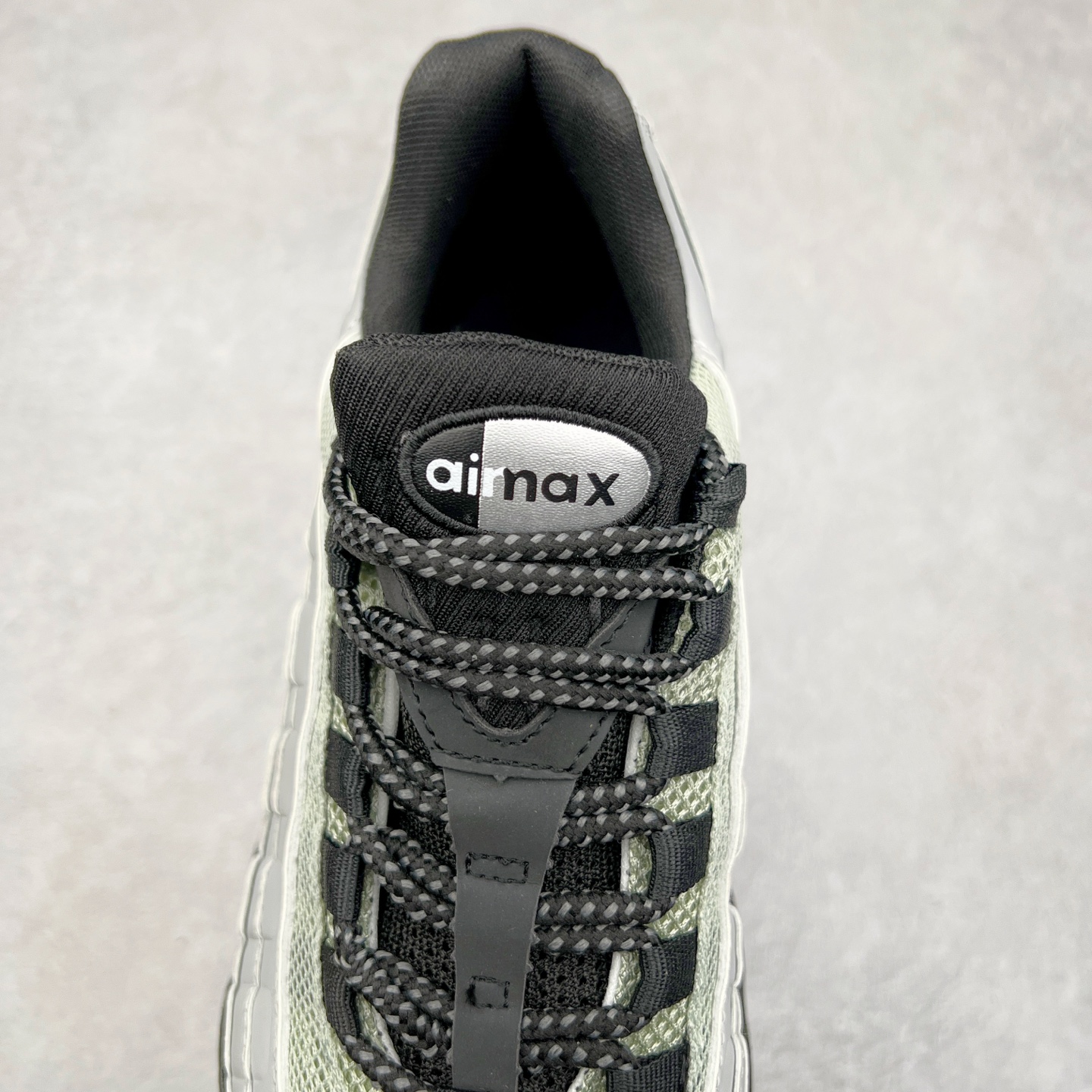 图片[5]-＃MX版 NK Air Max 95 复古减震气垫跑鞋 经典重温 314350-998 外单专供大厂出品 品质稳定 一百余色 终端操作 鞋款设计灵感源于人体构造 中底设计基于人体的脊柱构造 是整体设计的核心 尼龙孔眼代表了肋骨 而分层式面板和网眼象征着肌肉纤维和肉体组织 Air Max 95采用了两个独立的吹塑成型的Air-Sole单元 并首次在前掌使用可视化气垫设计 Swoosh logo夜当作一个 点符号放在了鞋子的后帮位置 20年的发展让 AIR MAX 95有了不同的故事 20年后再度面向世人的时候 焕然一新的面貌 让人有了另外一种清新脱俗的感觉 尺码：39 40 40.5 41 42 42.5 43 44 44.5 45 46 47.5 48-选品中心
