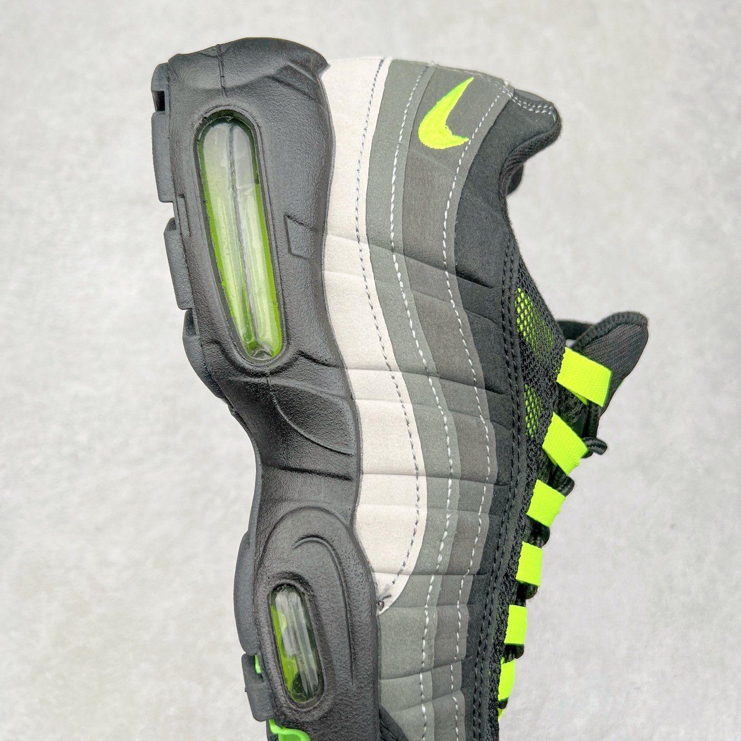 图片[6]-＃MX版 NK Air Max 95 复古减震气垫跑鞋 经典重温 FV4710-001 外单专供大厂出品 品质稳定 一百余色 终端操作 鞋款设计灵感源于人体构造 中底设计基于人体的脊柱构造 是整体设计的核心 尼龙孔眼代表了肋骨 而分层式面板和网眼象征着肌肉纤维和肉体组织 Air Max 95采用了两个独立的吹塑成型的Air-Sole单元 并首次在前掌使用可视化气垫设计 Swoosh logo夜当作一个 点符号放在了鞋子的后帮位置 20年的发展让 AIR MAX 95有了不同的故事 20年后再度面向世人的时候 焕然一新的面貌 让人有了另外一种清新脱俗的感觉 尺码：39 40 40.5 41 42 42.5 43 44 44.5 45 46 47.5 48-选品中心