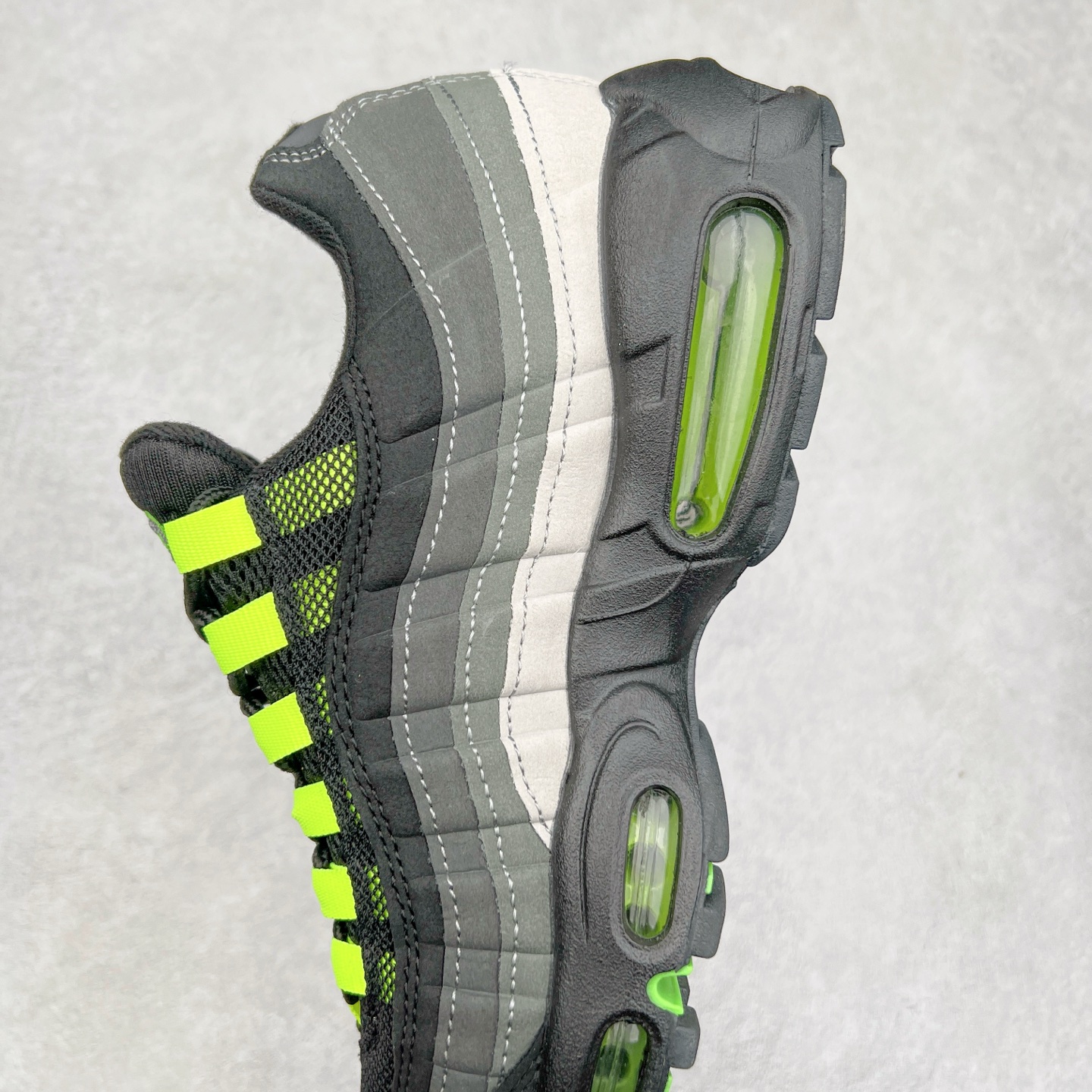 图片[7]-＃MX版 NK Air Max 95 复古减震气垫跑鞋 经典重温 FV4710-001 外单专供大厂出品 品质稳定 一百余色 终端操作 鞋款设计灵感源于人体构造 中底设计基于人体的脊柱构造 是整体设计的核心 尼龙孔眼代表了肋骨 而分层式面板和网眼象征着肌肉纤维和肉体组织 Air Max 95采用了两个独立的吹塑成型的Air-Sole单元 并首次在前掌使用可视化气垫设计 Swoosh logo夜当作一个 点符号放在了鞋子的后帮位置 20年的发展让 AIR MAX 95有了不同的故事 20年后再度面向世人的时候 焕然一新的面貌 让人有了另外一种清新脱俗的感觉 尺码：39 40 40.5 41 42 42.5 43 44 44.5 45 46 47.5 48-选品中心