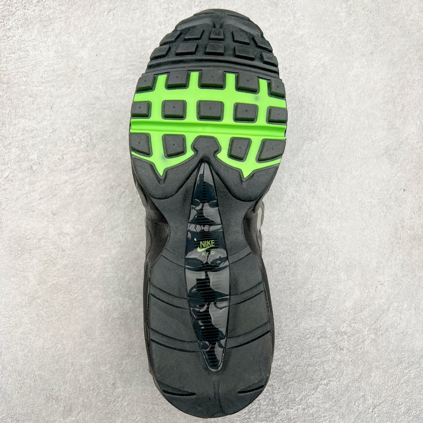 图片[9]-＃MX版 NK Air Max 95 复古减震气垫跑鞋 经典重温 FV4710-001 外单专供大厂出品 品质稳定 一百余色 终端操作 鞋款设计灵感源于人体构造 中底设计基于人体的脊柱构造 是整体设计的核心 尼龙孔眼代表了肋骨 而分层式面板和网眼象征着肌肉纤维和肉体组织 Air Max 95采用了两个独立的吹塑成型的Air-Sole单元 并首次在前掌使用可视化气垫设计 Swoosh logo夜当作一个 点符号放在了鞋子的后帮位置 20年的发展让 AIR MAX 95有了不同的故事 20年后再度面向世人的时候 焕然一新的面貌 让人有了另外一种清新脱俗的感觉 尺码：39 40 40.5 41 42 42.5 43 44 44.5 45 46 47.5 48-选品中心