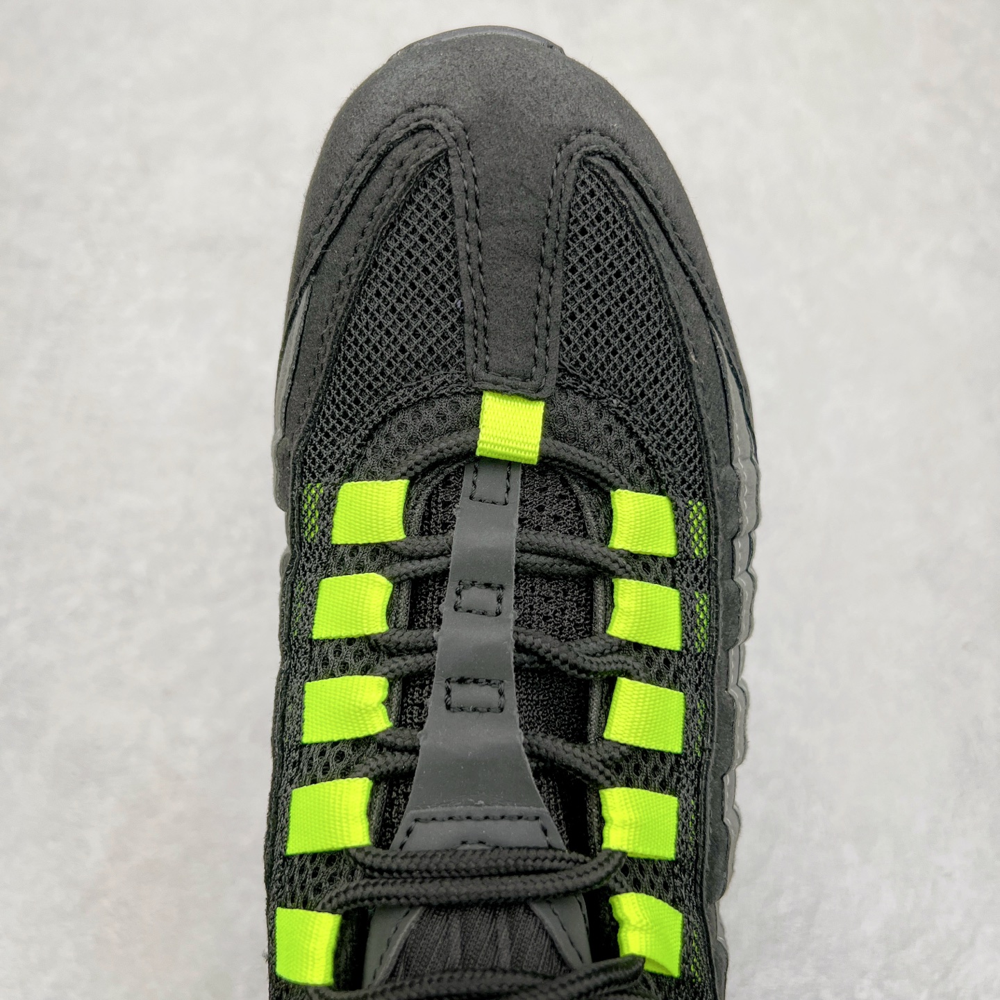 图片[4]-＃MX版 NK Air Max 95 复古减震气垫跑鞋 经典重温 FV4710-001 外单专供大厂出品 品质稳定 一百余色 终端操作 鞋款设计灵感源于人体构造 中底设计基于人体的脊柱构造 是整体设计的核心 尼龙孔眼代表了肋骨 而分层式面板和网眼象征着肌肉纤维和肉体组织 Air Max 95采用了两个独立的吹塑成型的Air-Sole单元 并首次在前掌使用可视化气垫设计 Swoosh logo夜当作一个 点符号放在了鞋子的后帮位置 20年的发展让 AIR MAX 95有了不同的故事 20年后再度面向世人的时候 焕然一新的面貌 让人有了另外一种清新脱俗的感觉 尺码：39 40 40.5 41 42 42.5 43 44 44.5 45 46 47.5 48-选品中心