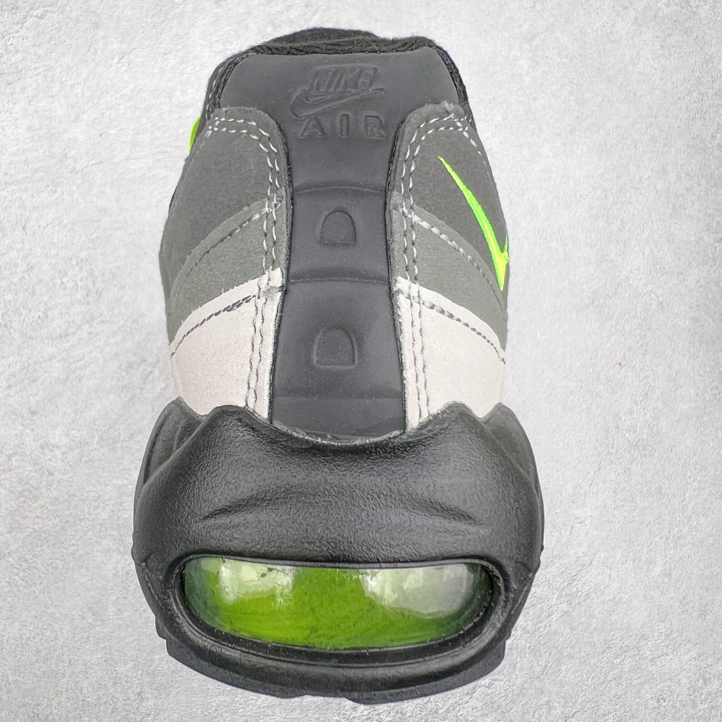 图片[8]-＃MX版 NK Air Max 95 复古减震气垫跑鞋 经典重温 FV4710-001 外单专供大厂出品 品质稳定 一百余色 终端操作 鞋款设计灵感源于人体构造 中底设计基于人体的脊柱构造 是整体设计的核心 尼龙孔眼代表了肋骨 而分层式面板和网眼象征着肌肉纤维和肉体组织 Air Max 95采用了两个独立的吹塑成型的Air-Sole单元 并首次在前掌使用可视化气垫设计 Swoosh logo夜当作一个 点符号放在了鞋子的后帮位置 20年的发展让 AIR MAX 95有了不同的故事 20年后再度面向世人的时候 焕然一新的面貌 让人有了另外一种清新脱俗的感觉 尺码：39 40 40.5 41 42 42.5 43 44 44.5 45 46 47.5 48-选品中心