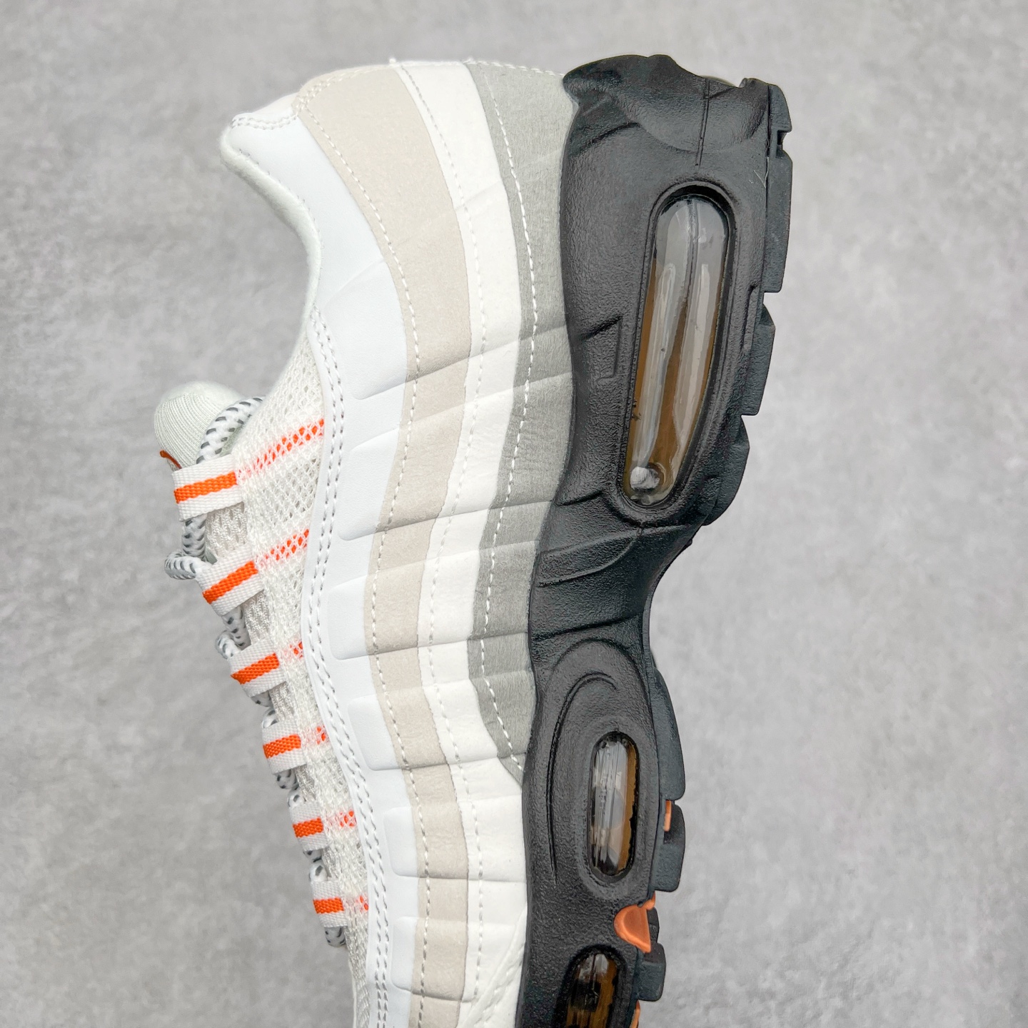 图片[7]-＃MX版 NK Air Max 95 复古减震气垫跑鞋 经典重温 HM0622-002 外单专供大厂出品 品质稳定 一百余色 终端操作 鞋款设计灵感源于人体构造 中底设计基于人体的脊柱构造 是整体设计的核心 尼龙孔眼代表了肋骨 而分层式面板和网眼象征着肌肉纤维和肉体组织 Air Max 95采用了两个独立的吹塑成型的Air-Sole单元 并首次在前掌使用可视化气垫设计 Swoosh logo夜当作一个 点符号放在了鞋子的后帮位置 20年的发展让 AIR MAX 95有了不同的故事 20年后再度面向世人的时候 焕然一新的面貌 让人有了另外一种清新脱俗的感觉 尺码：39 40 40.5 41 42 42.5 43 44 44.5 45 46 47.5 48-选品中心