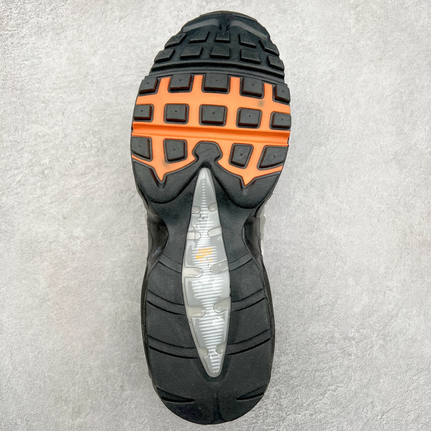 图片[9]-＃MX版 NK Air Max 95 复古减震气垫跑鞋 经典重温 HM0622-002 外单专供大厂出品 品质稳定 一百余色 终端操作 鞋款设计灵感源于人体构造 中底设计基于人体的脊柱构造 是整体设计的核心 尼龙孔眼代表了肋骨 而分层式面板和网眼象征着肌肉纤维和肉体组织 Air Max 95采用了两个独立的吹塑成型的Air-Sole单元 并首次在前掌使用可视化气垫设计 Swoosh logo夜当作一个 点符号放在了鞋子的后帮位置 20年的发展让 AIR MAX 95有了不同的故事 20年后再度面向世人的时候 焕然一新的面貌 让人有了另外一种清新脱俗的感觉 尺码：39 40 40.5 41 42 42.5 43 44 44.5 45 46 47.5 48-选品中心