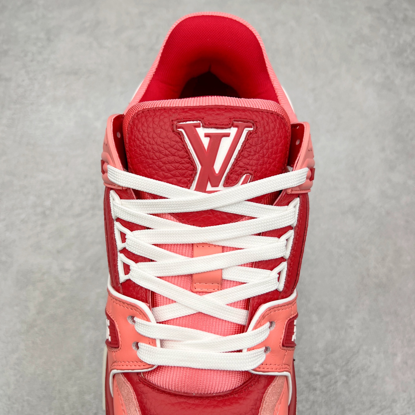 图片[5]-lv Trainer Maxi 小胖丁系列面包鞋 驴牌23S时尚走秀款 原版购入开发历时半年开发打造 原版完美楦型 多次调试 达到还原99% 鞋面独家订制细柔小牛皮 厚实织物鞋带 独家私模超轻TPU大底 原配扣子串珠 正确原装黄色鞋盒 正确中底印花 鞋面印花3D高频深度立体 全鞋电脑针车 紧密相连 针距密度一致 皮面裁剪部位 统一油边封口工艺 备受瞩目火热面包鞋再次拉满流量 各地网红上脚 立体饱满的彩色面包鞋身 超大版型重新诠释了 Virgil Abloh大热lv运动时装鞋 完美增高5CM Size 36 37 38 39 40 41 42 43 44 45-选品中心