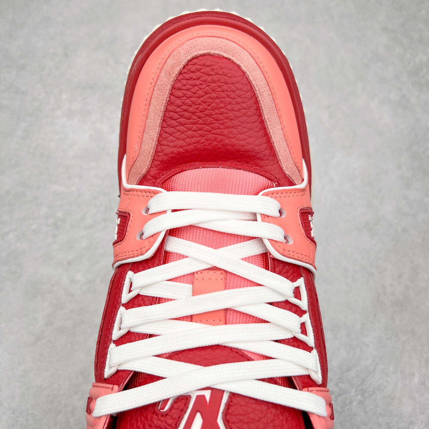 图片[4]-lv Trainer Maxi 小胖丁系列面包鞋 驴牌23S时尚走秀款 原版购入开发历时半年开发打造 原版完美楦型 多次调试 达到还原99% 鞋面独家订制细柔小牛皮 厚实织物鞋带 独家私模超轻TPU大底 原配扣子串珠 正确原装黄色鞋盒 正确中底印花 鞋面印花3D高频深度立体 全鞋电脑针车 紧密相连 针距密度一致 皮面裁剪部位 统一油边封口工艺 备受瞩目火热面包鞋再次拉满流量 各地网红上脚 立体饱满的彩色面包鞋身 超大版型重新诠释了 Virgil Abloh大热lv运动时装鞋 完美增高5CM Size 36 37 38 39 40 41 42 43 44 45-选品中心