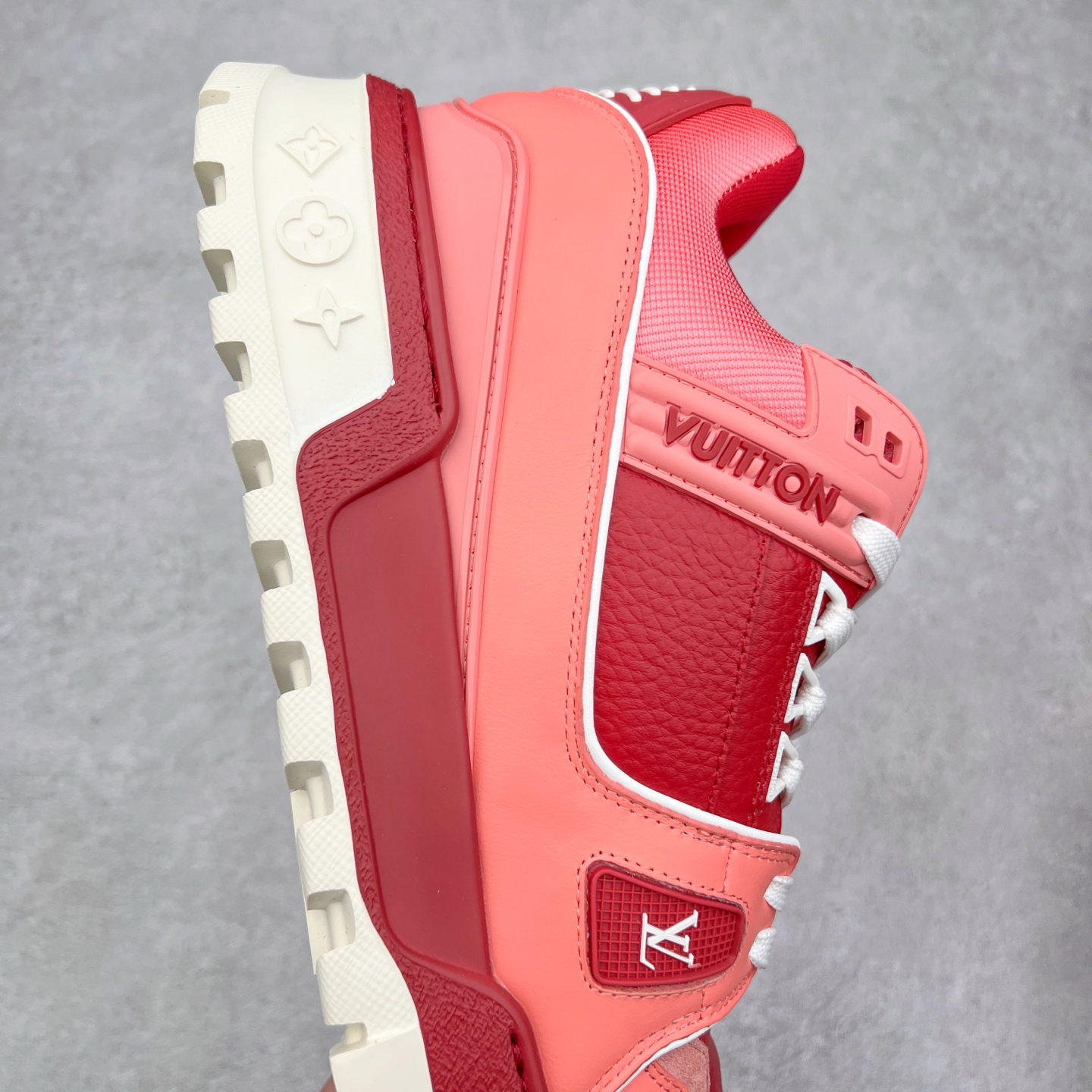 图片[6]-lv Trainer Maxi 小胖丁系列面包鞋 驴牌23S时尚走秀款 原版购入开发历时半年开发打造 原版完美楦型 多次调试 达到还原99% 鞋面独家订制细柔小牛皮 厚实织物鞋带 独家私模超轻TPU大底 原配扣子串珠 正确原装黄色鞋盒 正确中底印花 鞋面印花3D高频深度立体 全鞋电脑针车 紧密相连 针距密度一致 皮面裁剪部位 统一油边封口工艺 备受瞩目火热面包鞋再次拉满流量 各地网红上脚 立体饱满的彩色面包鞋身 超大版型重新诠释了 Virgil Abloh大热lv运动时装鞋 完美增高5CM Size 36 37 38 39 40 41 42 43 44 45-选品中心