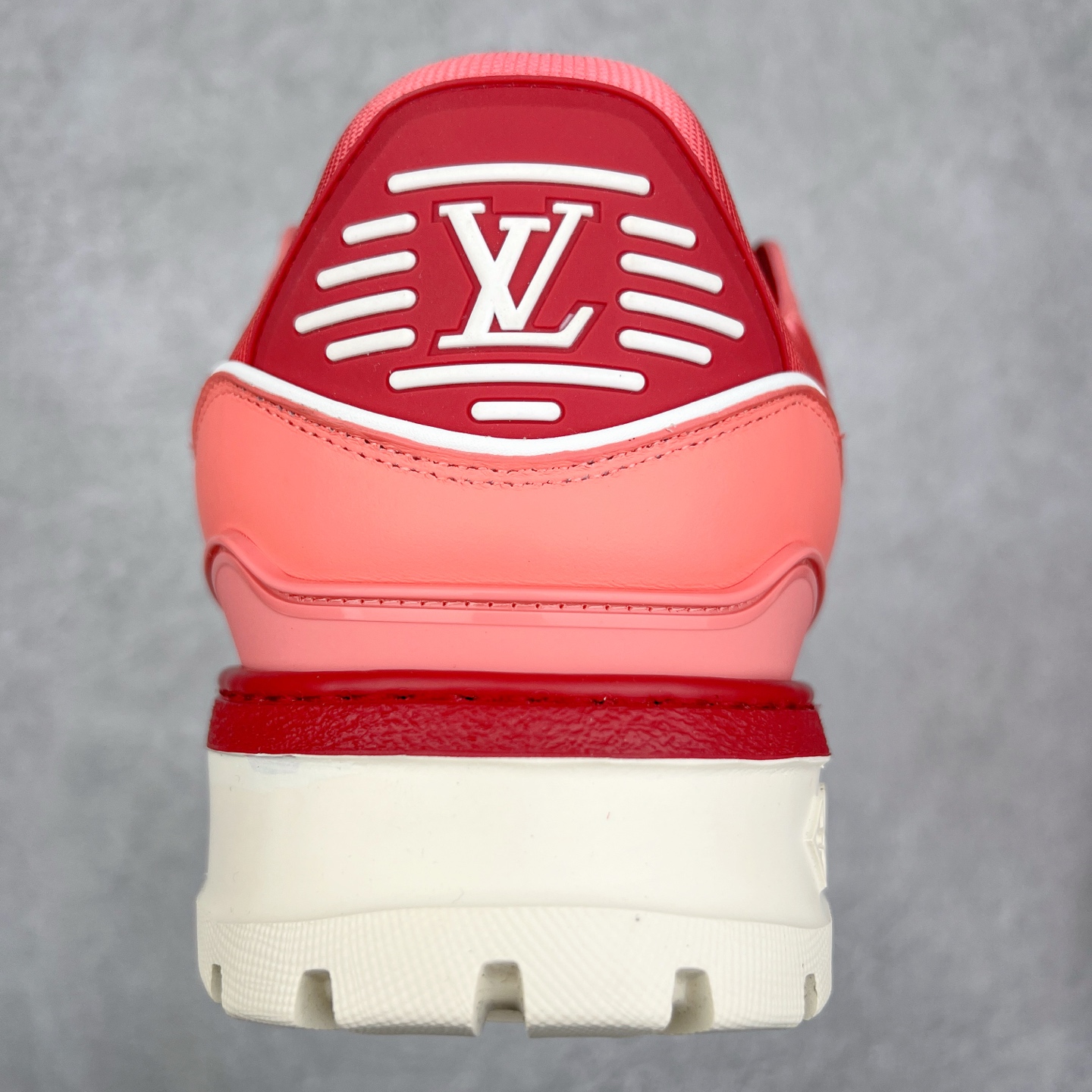 图片[8]-lv Trainer Maxi 小胖丁系列面包鞋 驴牌23S时尚走秀款 原版购入开发历时半年开发打造 原版完美楦型 多次调试 达到还原99% 鞋面独家订制细柔小牛皮 厚实织物鞋带 独家私模超轻TPU大底 原配扣子串珠 正确原装黄色鞋盒 正确中底印花 鞋面印花3D高频深度立体 全鞋电脑针车 紧密相连 针距密度一致 皮面裁剪部位 统一油边封口工艺 备受瞩目火热面包鞋再次拉满流量 各地网红上脚 立体饱满的彩色面包鞋身 超大版型重新诠释了 Virgil Abloh大热lv运动时装鞋 完美增高5CM Size 36 37 38 39 40 41 42 43 44 45-选品中心