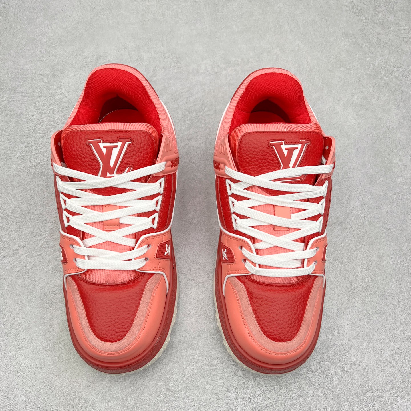 图片[2]-lv Trainer Maxi 小胖丁系列面包鞋 驴牌23S时尚走秀款 原版购入开发历时半年开发打造 原版完美楦型 多次调试 达到还原99% 鞋面独家订制细柔小牛皮 厚实织物鞋带 独家私模超轻TPU大底 原配扣子串珠 正确原装黄色鞋盒 正确中底印花 鞋面印花3D高频深度立体 全鞋电脑针车 紧密相连 针距密度一致 皮面裁剪部位 统一油边封口工艺 备受瞩目火热面包鞋再次拉满流量 各地网红上脚 立体饱满的彩色面包鞋身 超大版型重新诠释了 Virgil Abloh大热lv运动时装鞋 完美增高5CM Size 36 37 38 39 40 41 42 43 44 45-选品中心