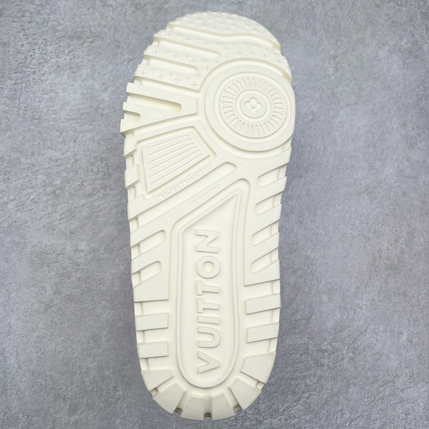 图片[9]-lv Trainer Maxi 小胖丁系列面包鞋 驴牌23S时尚走秀款 原版购入开发历时半年开发打造 原版完美楦型 多次调试 达到还原99% 鞋面独家订制细柔小牛皮 厚实织物鞋带 独家私模超轻TPU大底 原配扣子串珠 正确原装黄色鞋盒 正确中底印花 鞋面印花3D高频深度立体 全鞋电脑针车 紧密相连 针距密度一致 皮面裁剪部位 统一油边封口工艺 备受瞩目火热面包鞋再次拉满流量 各地网红上脚 立体饱满的彩色面包鞋身 超大版型重新诠释了 Virgil Abloh大热lv运动时装鞋 完美增高5CM Size 36 37 38 39 40 41 42 43 44 45-选品中心