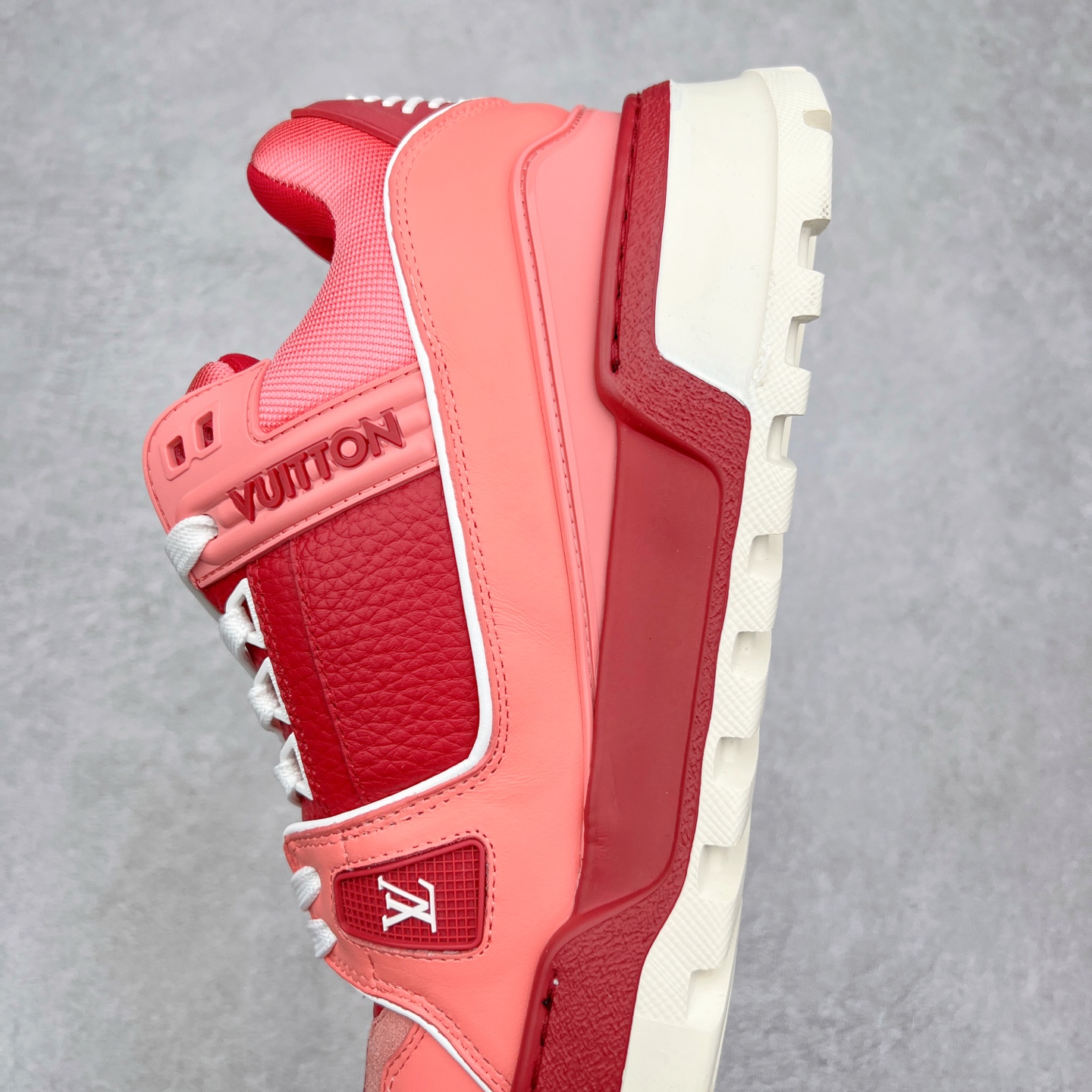 图片[7]-lv Trainer Maxi 小胖丁系列面包鞋 驴牌23S时尚走秀款 原版购入开发历时半年开发打造 原版完美楦型 多次调试 达到还原99% 鞋面独家订制细柔小牛皮 厚实织物鞋带 独家私模超轻TPU大底 原配扣子串珠 正确原装黄色鞋盒 正确中底印花 鞋面印花3D高频深度立体 全鞋电脑针车 紧密相连 针距密度一致 皮面裁剪部位 统一油边封口工艺 备受瞩目火热面包鞋再次拉满流量 各地网红上脚 立体饱满的彩色面包鞋身 超大版型重新诠释了 Virgil Abloh大热lv运动时装鞋 完美增高5CM Size 36 37 38 39 40 41 42 43 44 45-选品中心